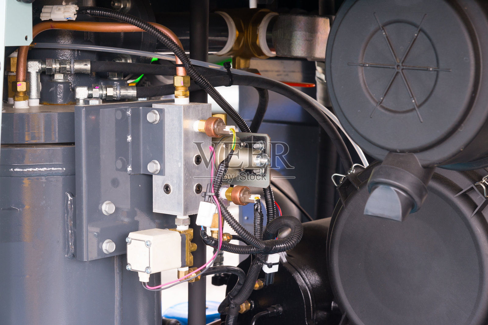 电力发电机。强大的现代发动机与电线，软管和配件照片摄影图片