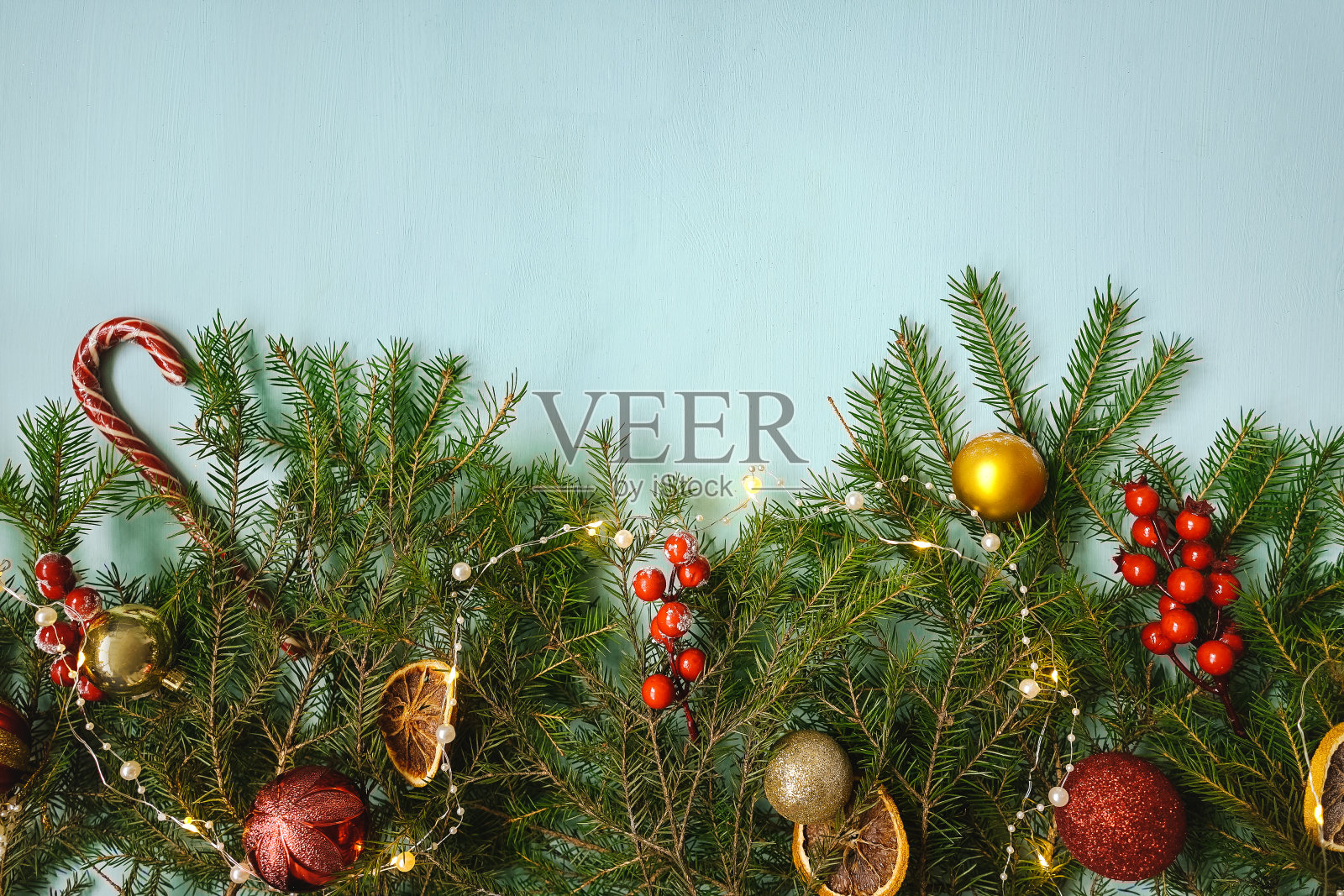 用冷杉和小装饰品装饰的圣诞框架。照片摄影图片