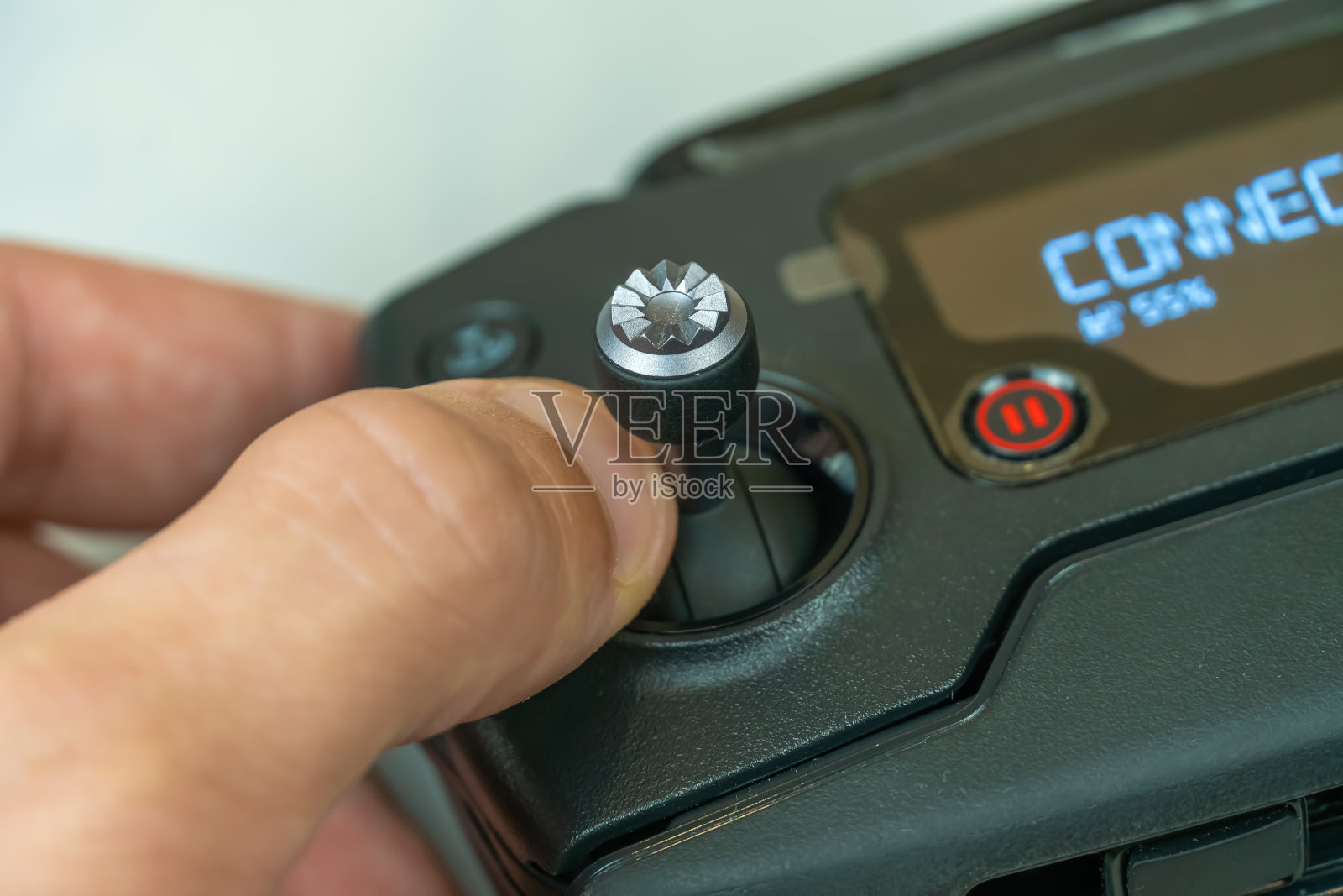 点击遥控器上的“暂停”按钮。照片摄影图片