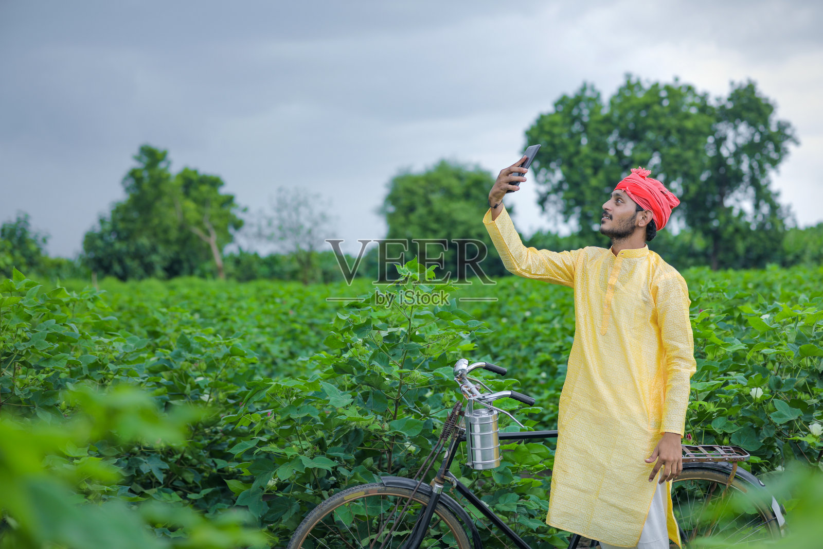 年轻的印度农民在他的田地里自拍照片摄影图片
