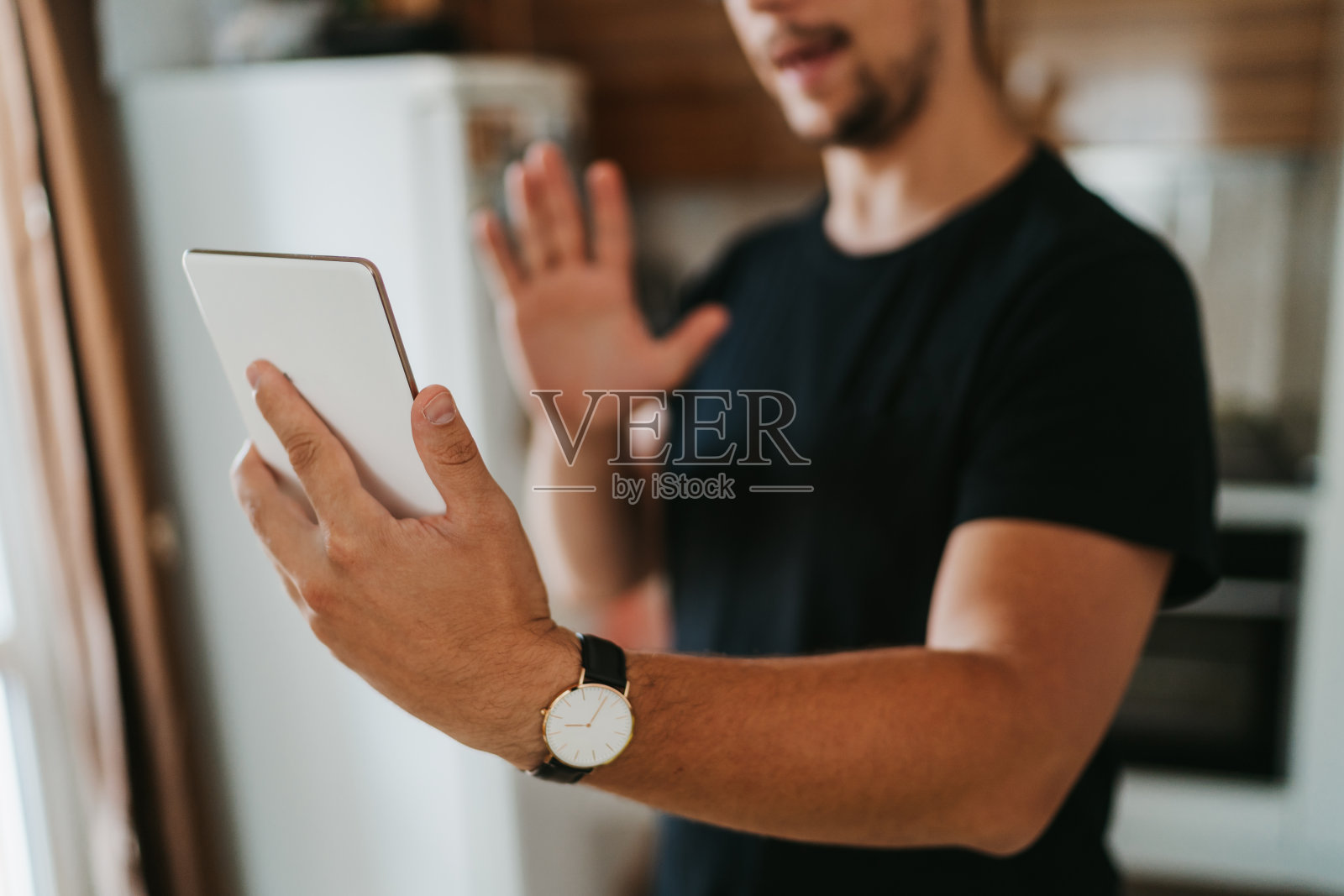 与朋友聊天照片摄影图片