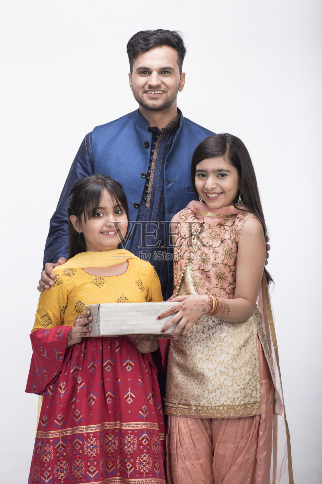 印度女儿和她们的父亲站在节日库存照片照片摄影图片