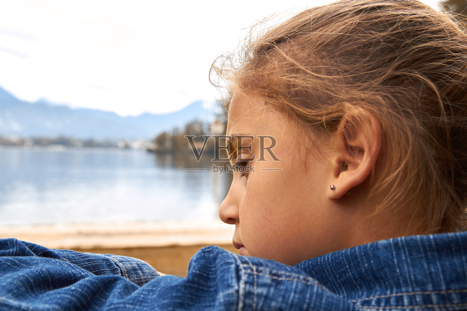 在户外，焦虑的小女孩照片摄影图片