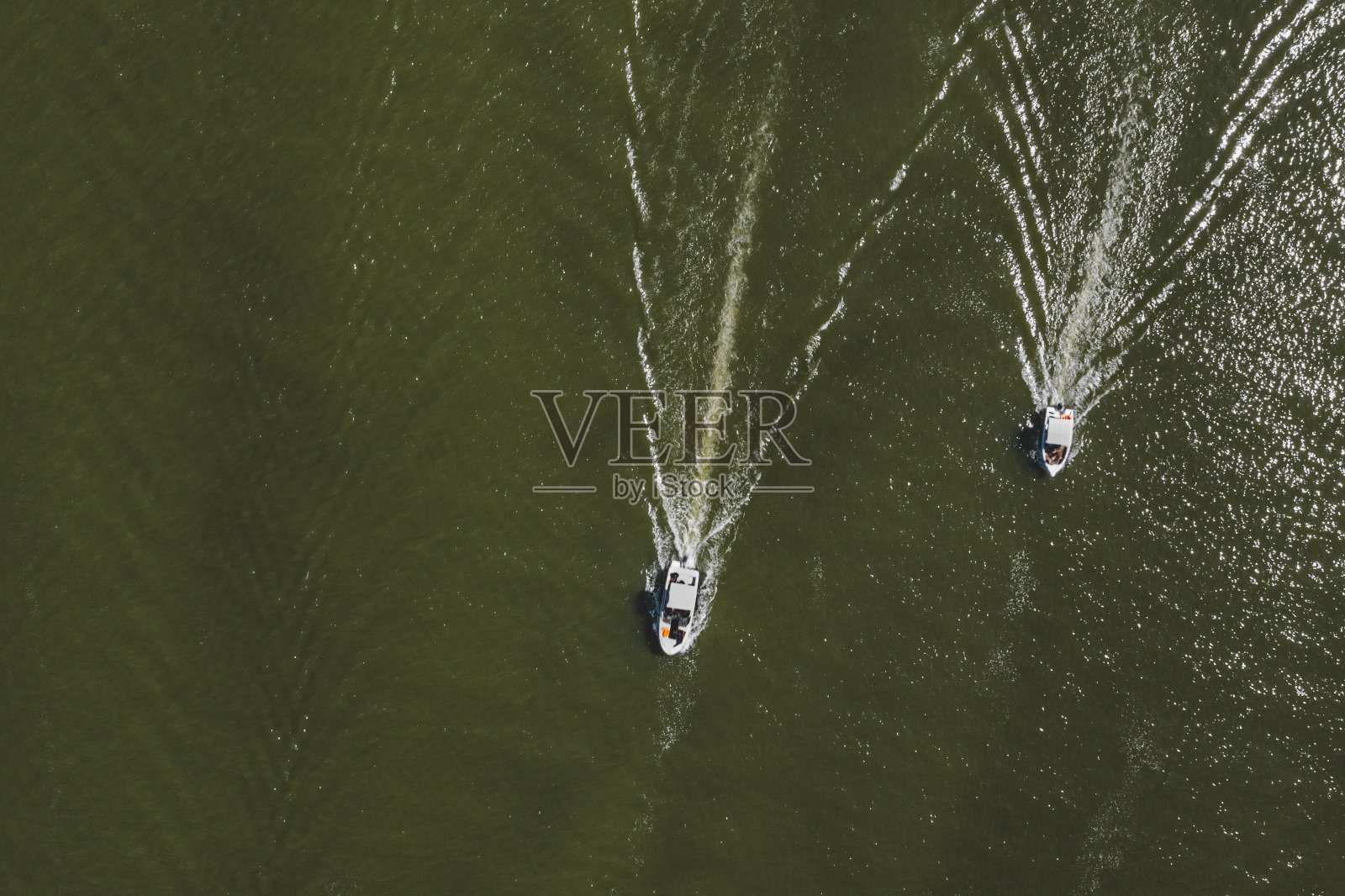湖面上两艘摩托艇的鸟瞰图照片摄影图片