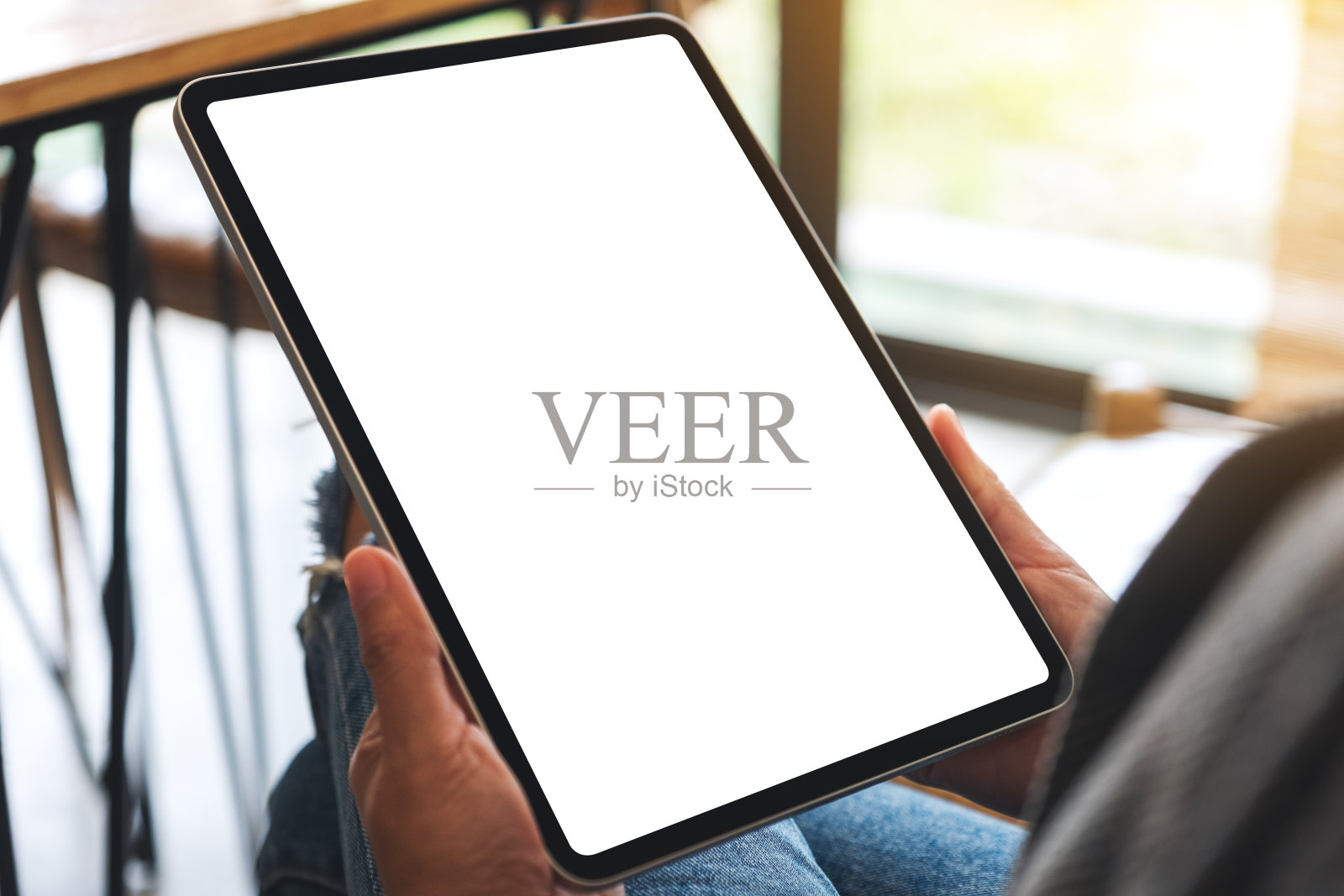 一个女人手里拿着一个白板电脑照片摄影图片