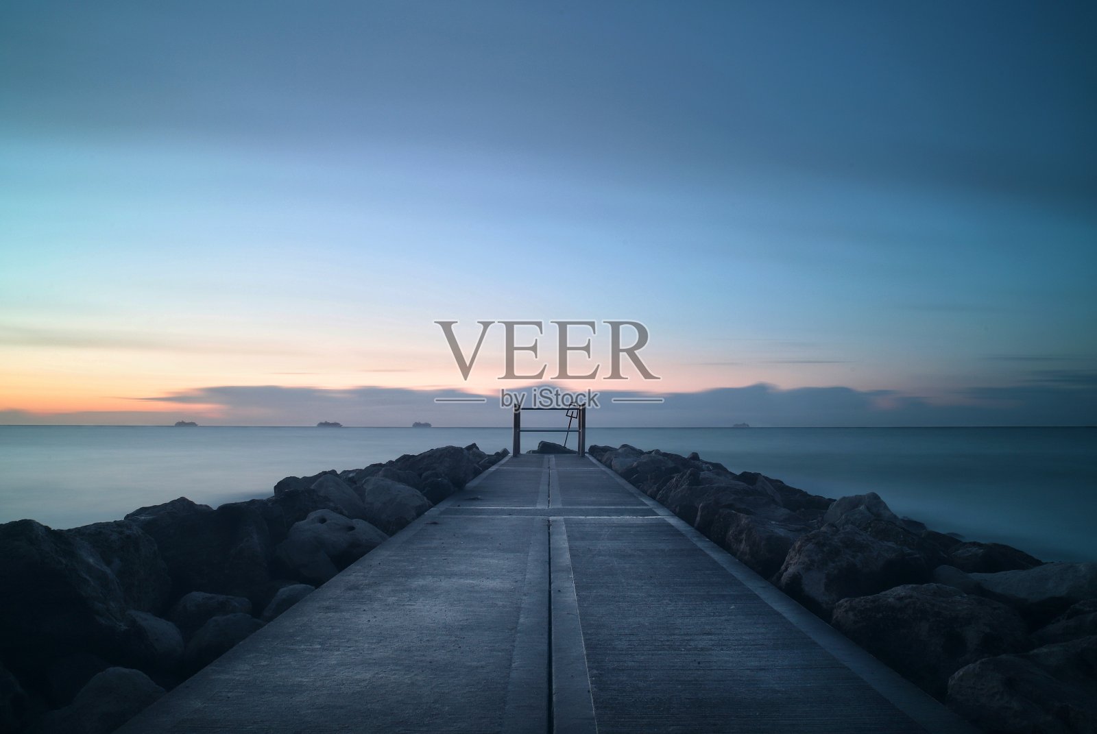 蓝色小时防波堤照片摄影图片