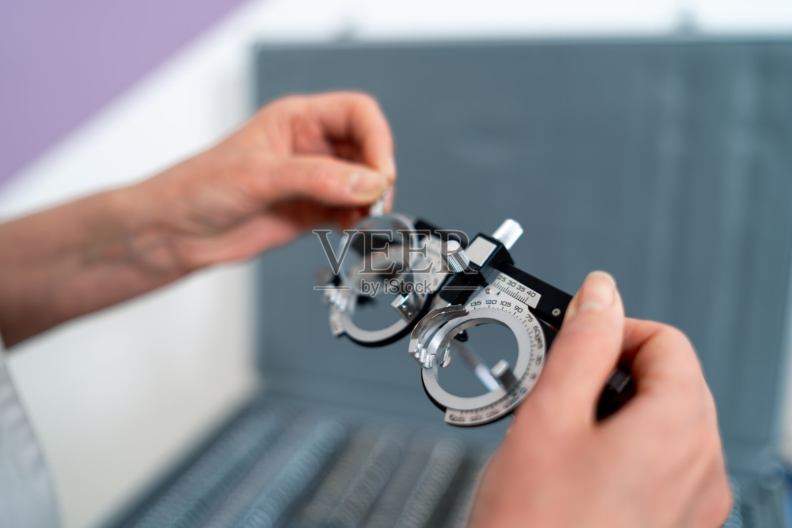 视力测试设备。框架附加镜头。选择性聚焦眼镜设备。照片摄影图片