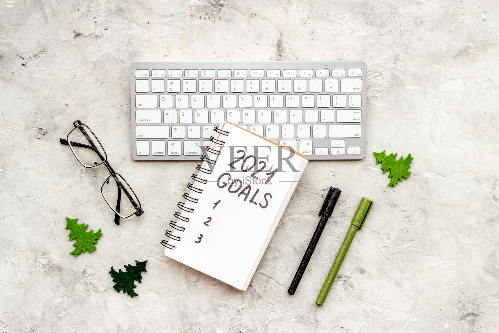 新年目标清单。圣诞装饰品和笔记本放在桌子上，平躺着照片摄影图片