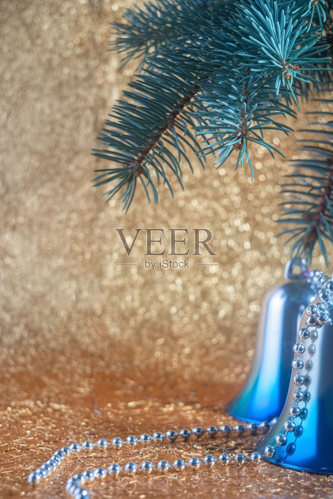 12、圣诞银铃挂在冷杉上，金灿灿的背景上照片摄影图片