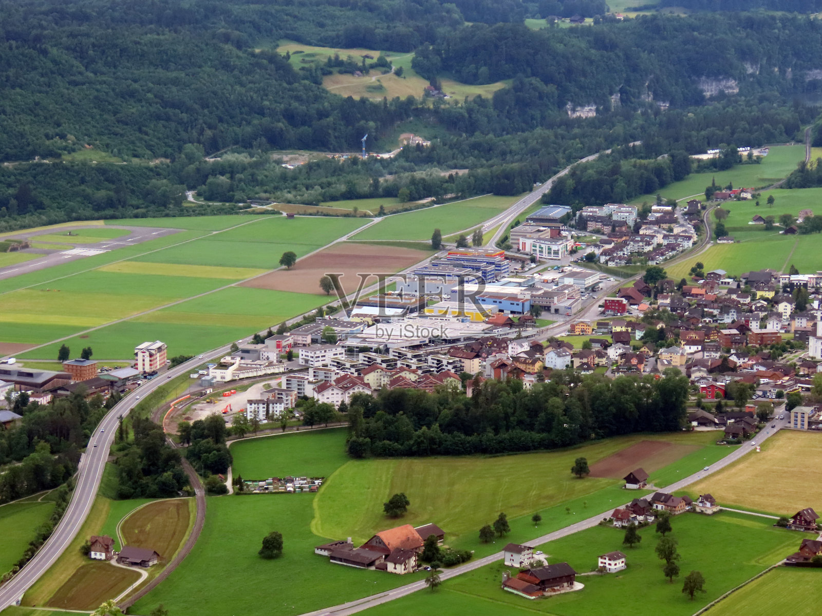 瑞士奥布瓦尔登州的Alpnach - Canton，位于Alpnach Lake valley and below The Pilatus mountain massif, Alpnach - Canton, Obwalden, Switzerland照片摄影图片