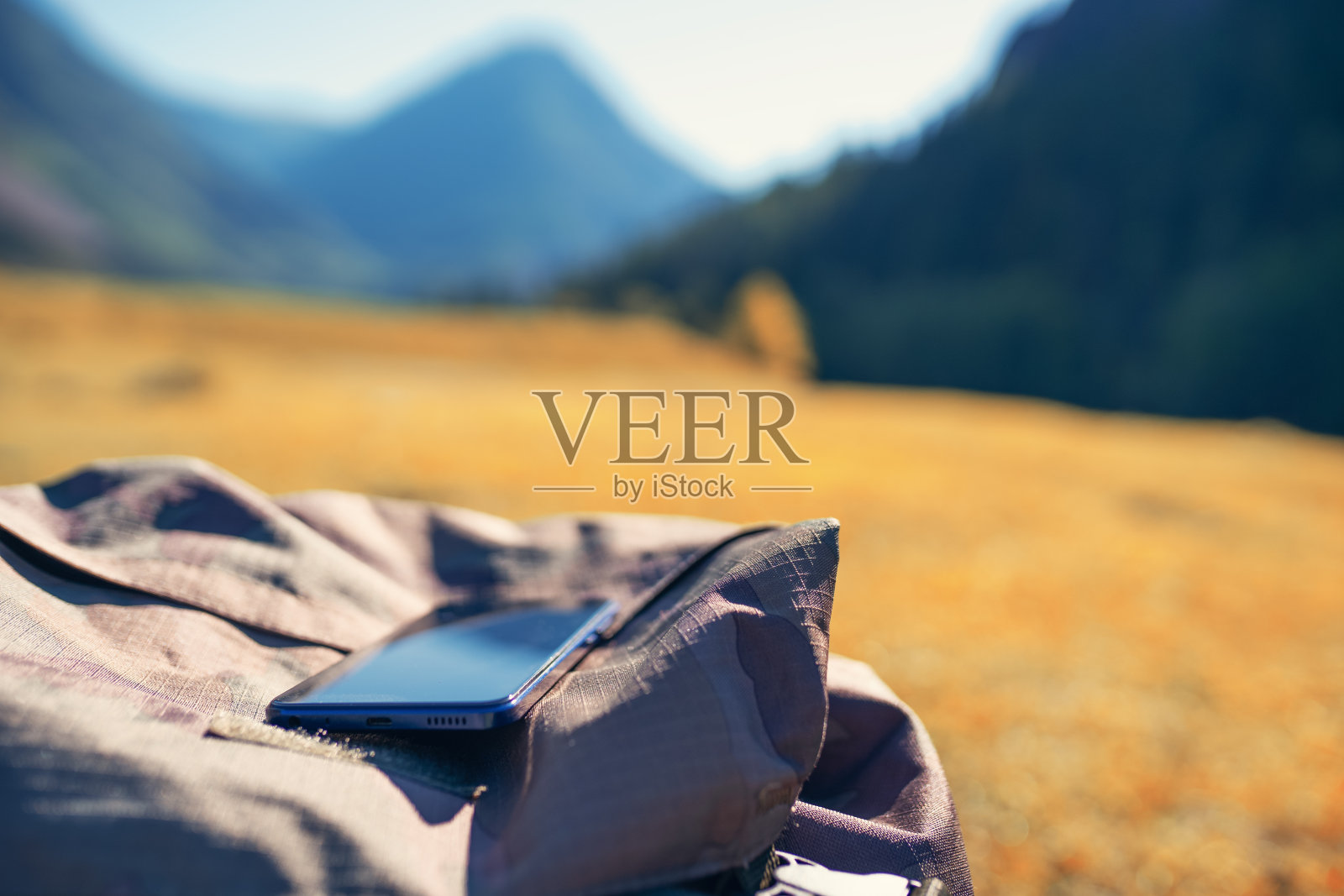 背包上放着智能手机照片摄影图片