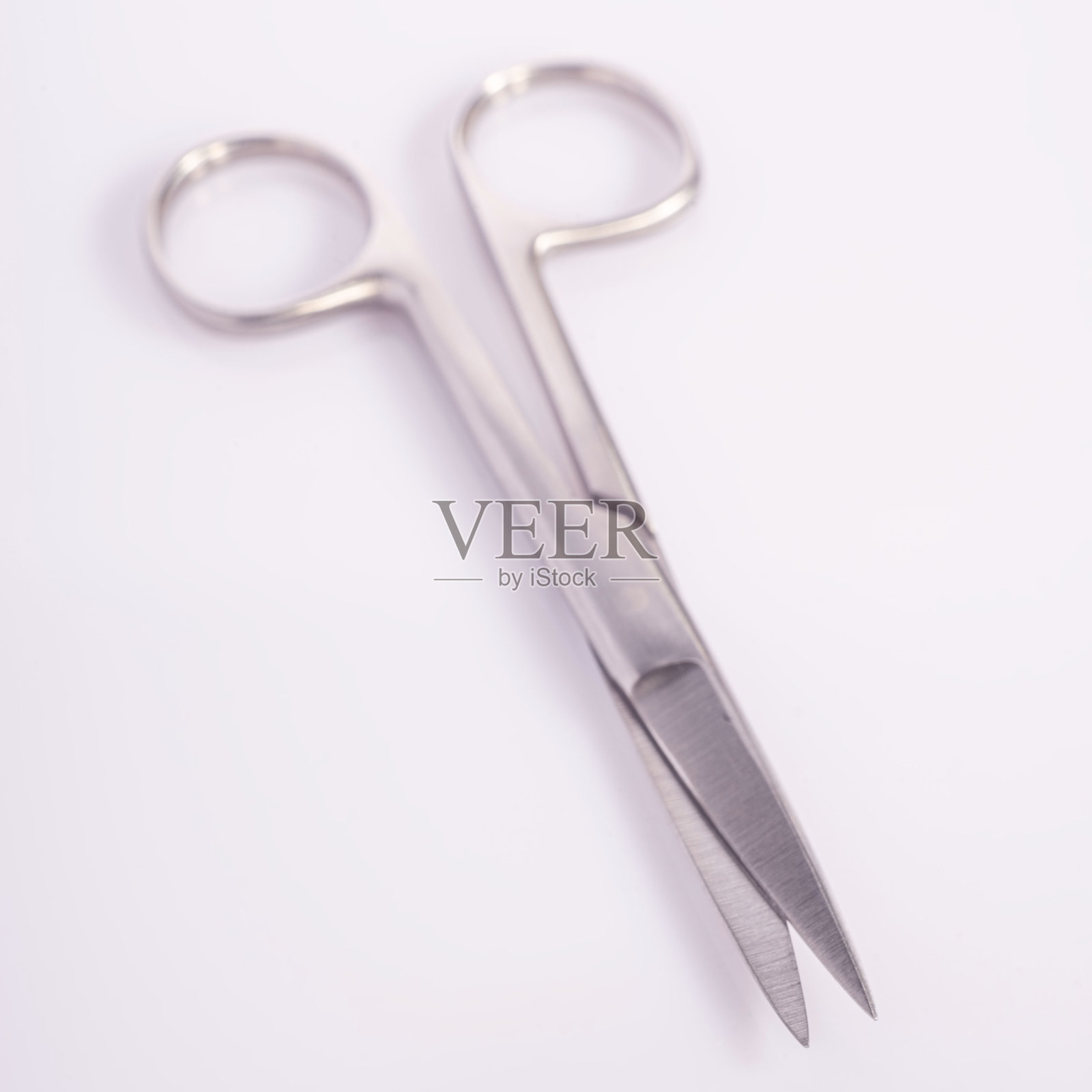 白色背景上的锋利的手术剪刀照片摄影图片