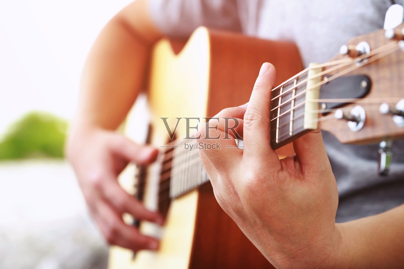 那位音乐家在餐馆里弹吉他。照片摄影图片