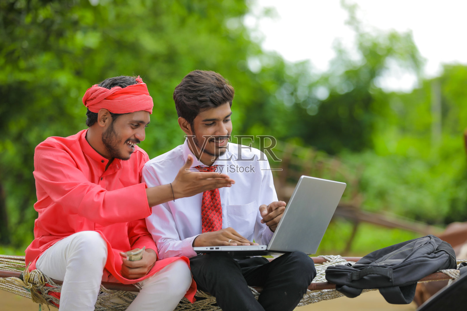 年轻的印度农学家在家里用笔记本电脑向农民展示一些信息照片摄影图片