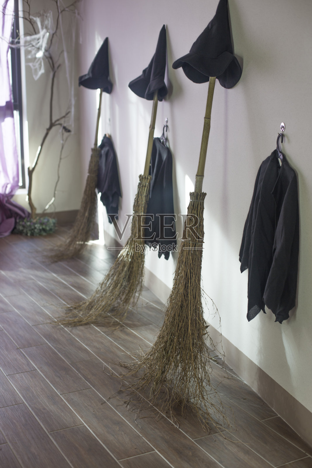 万圣节照片与女巫帽和衣服与扫帚。照片摄影图片