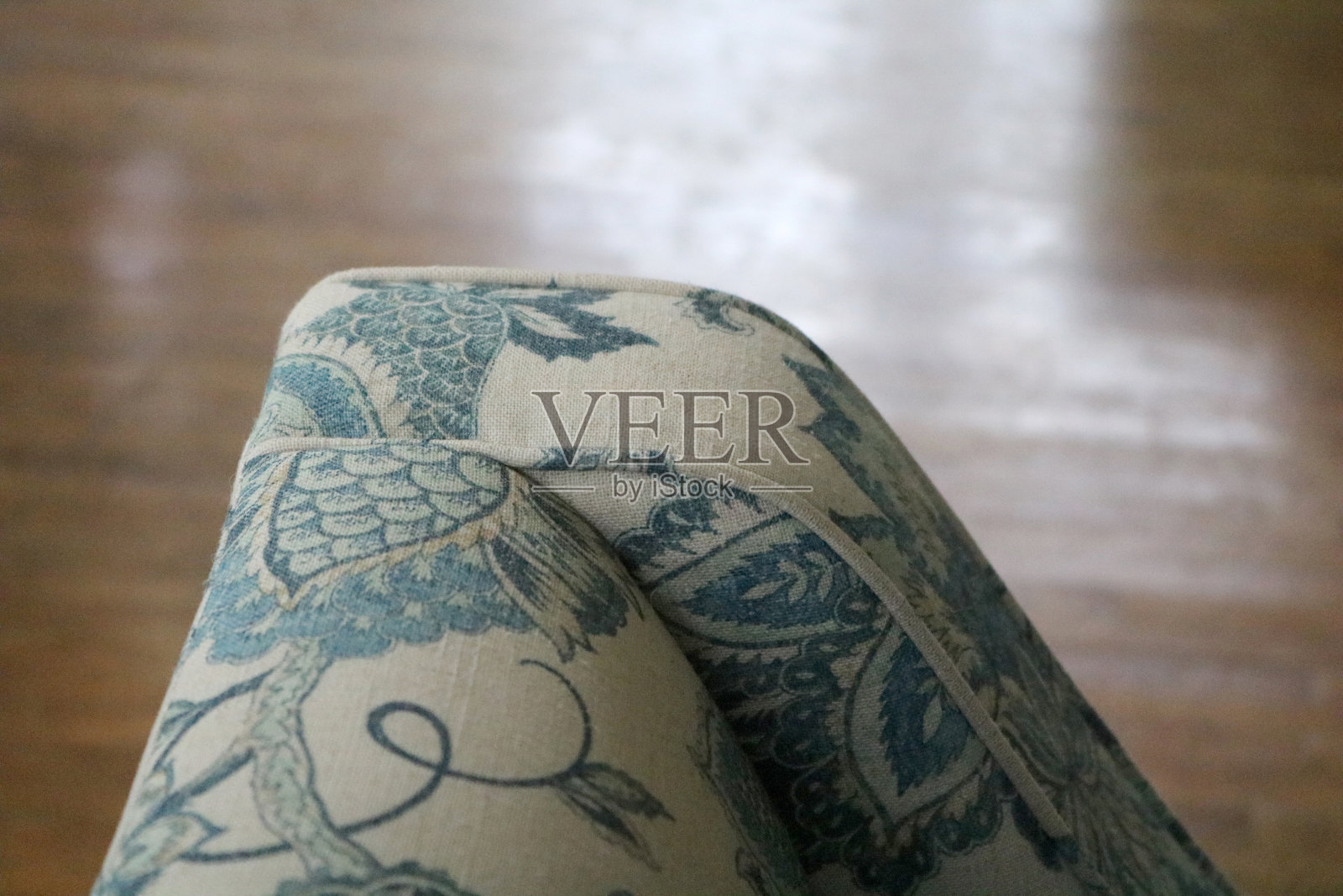 花图案织物覆盖椅子后角照片摄影图片