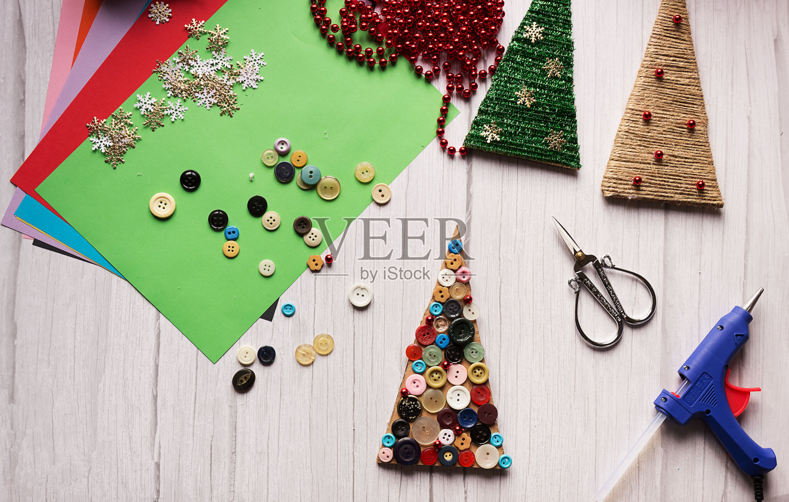 DIY圣诞树，一步一步的指导。照片摄影图片