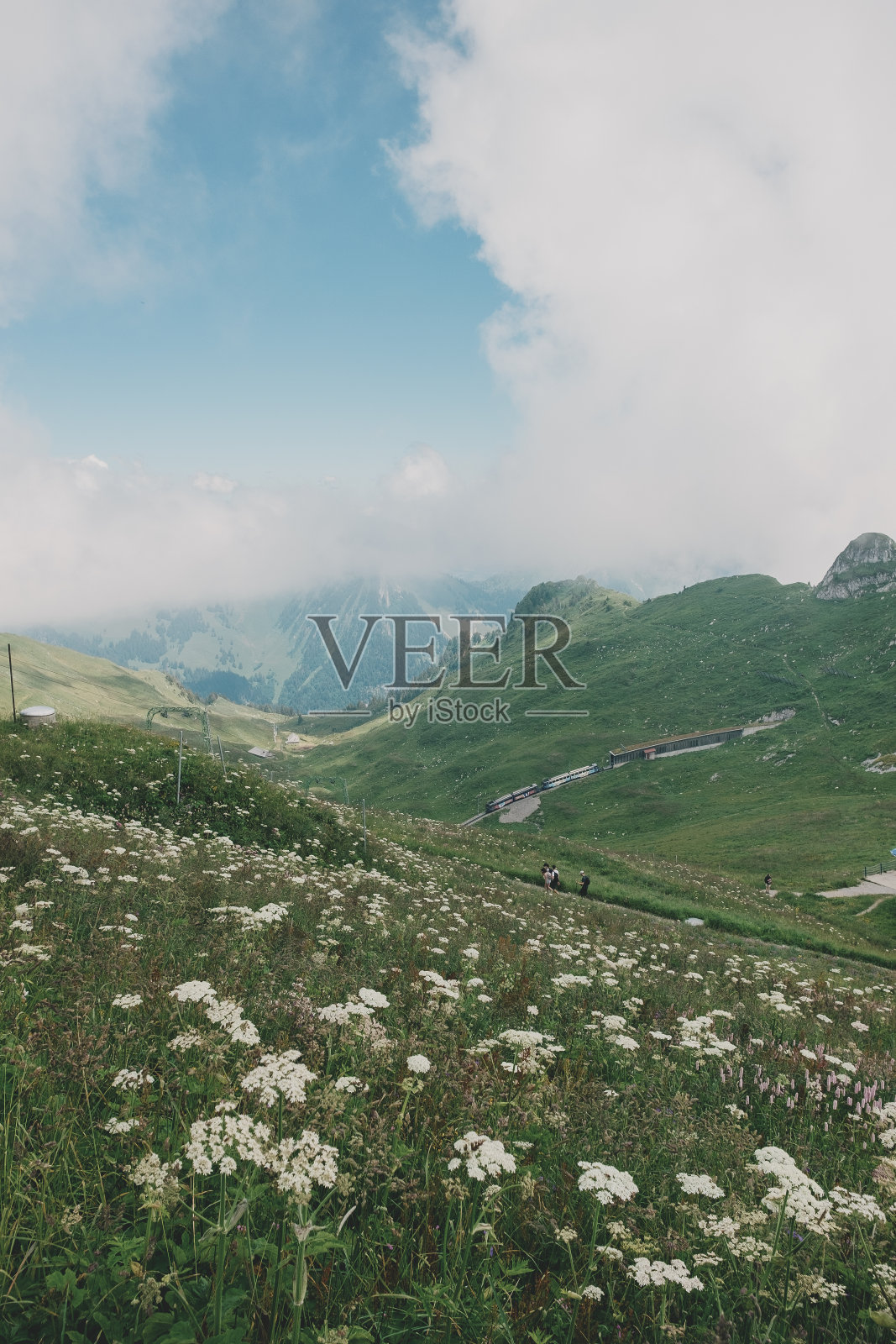 云中的罗彻斯德奈山站照片摄影图片