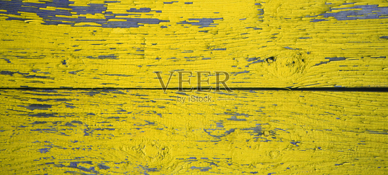 涂成黄色背景的风化的旧木板照片摄影图片