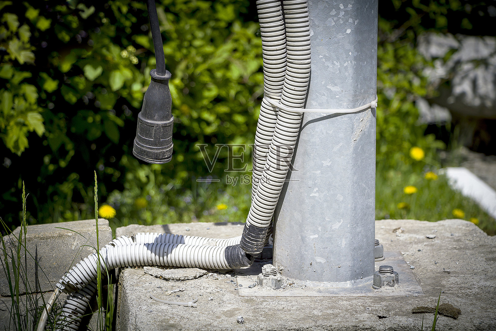 电源插头挂在户外的电线杆上照片摄影图片