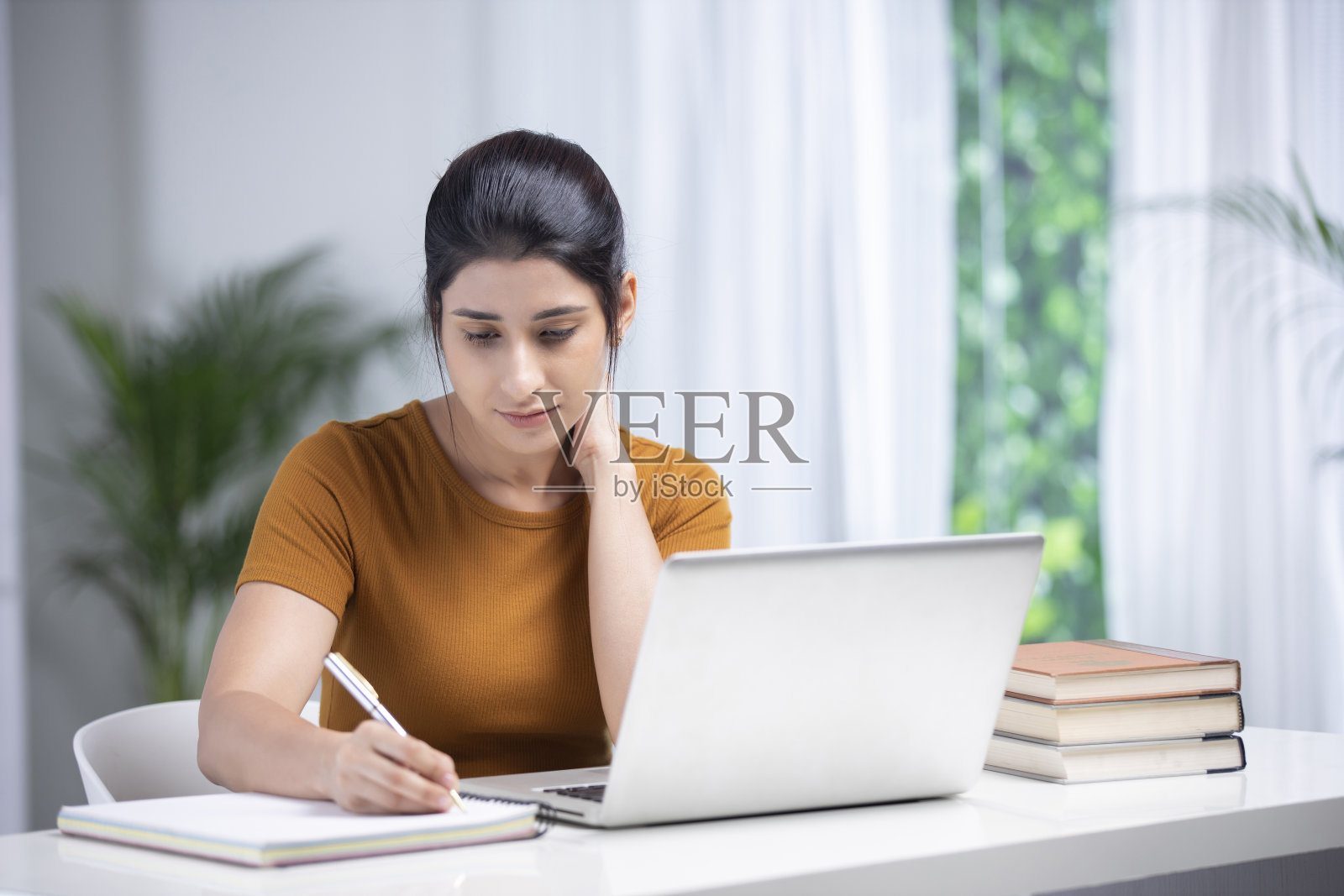 年轻女子-库存照片照片摄影图片