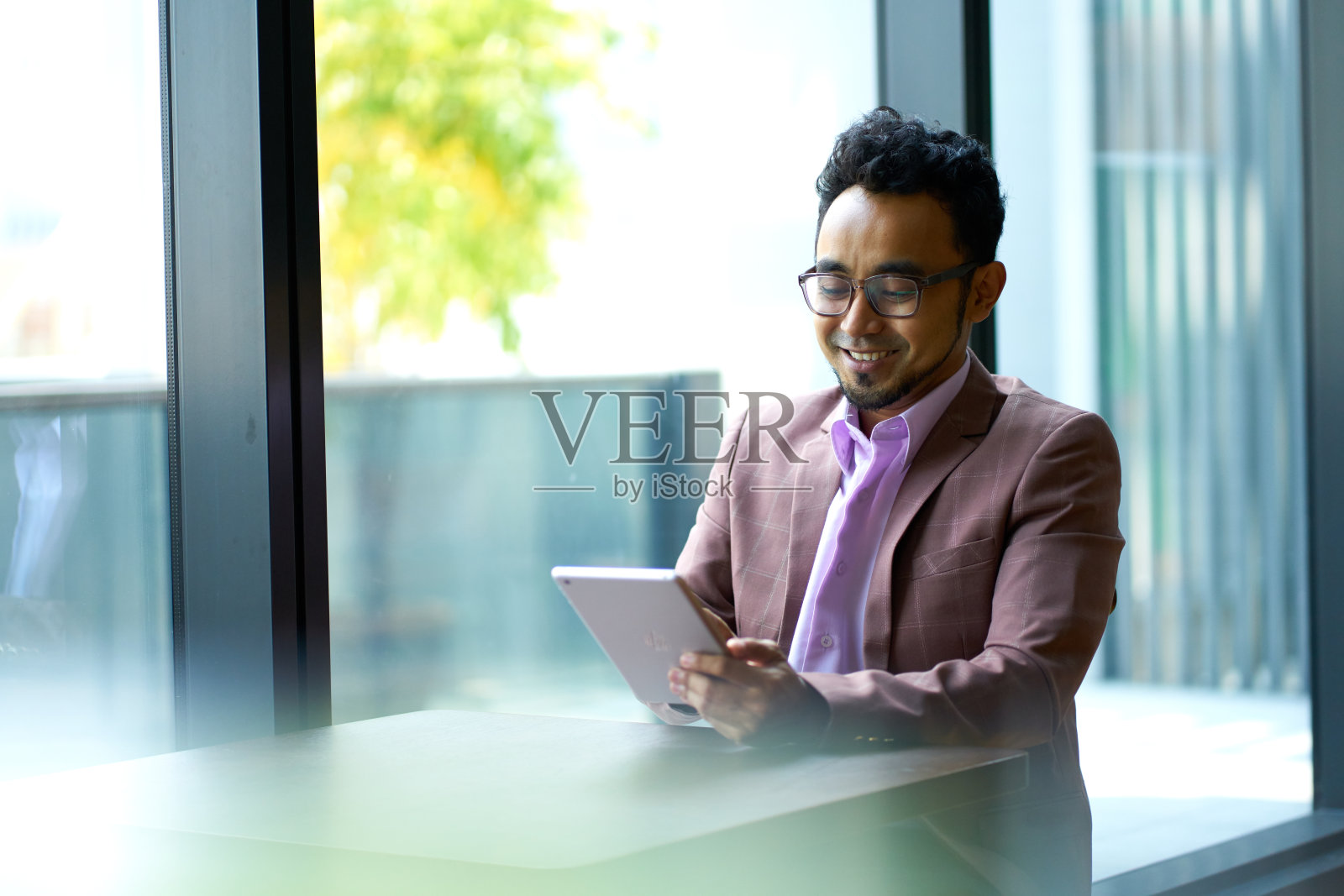 一名亚洲男子在网吧上网照片摄影图片