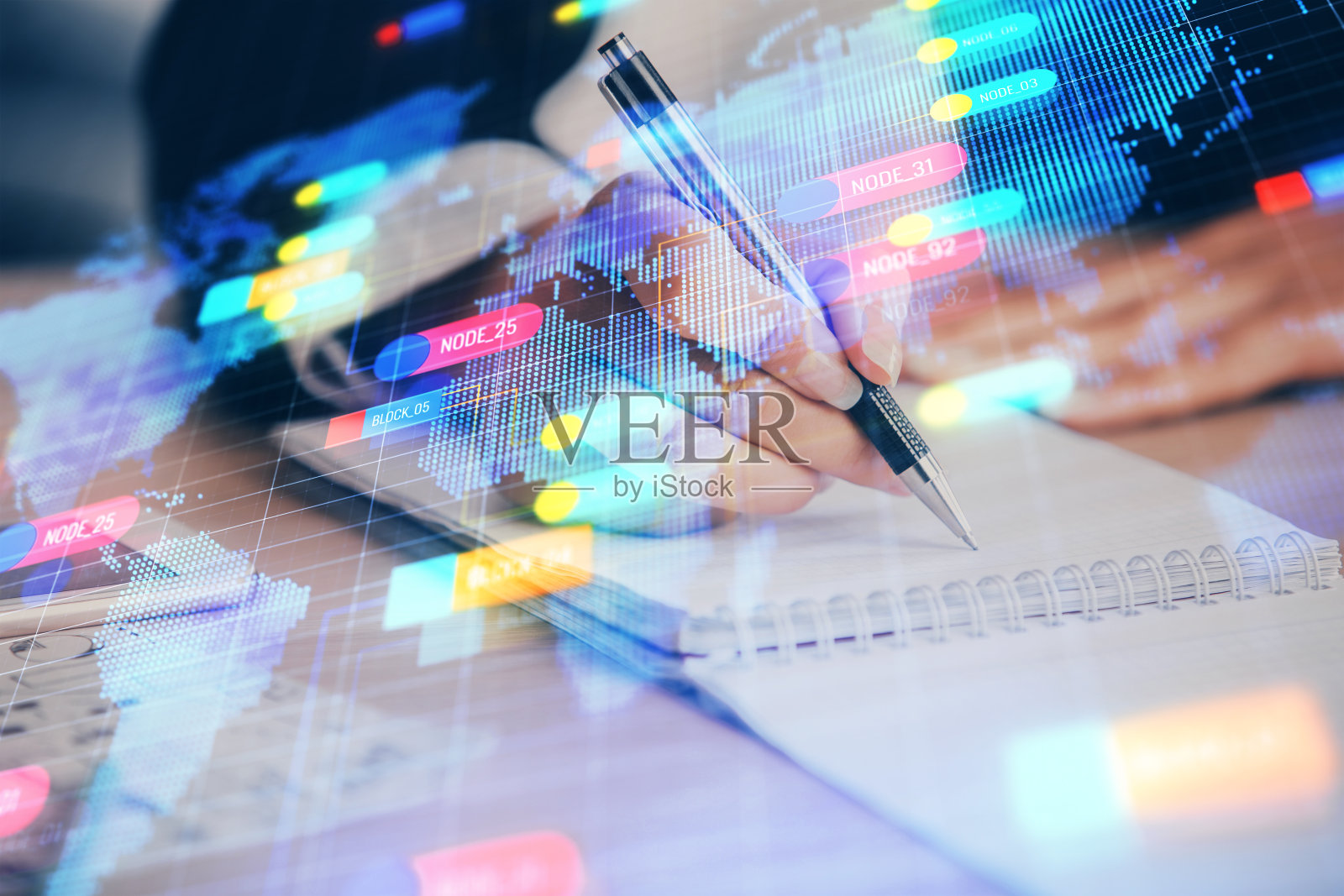 用数据技术全息图实现书写手在背景上的双重曝光。大数据的概念。照片摄影图片