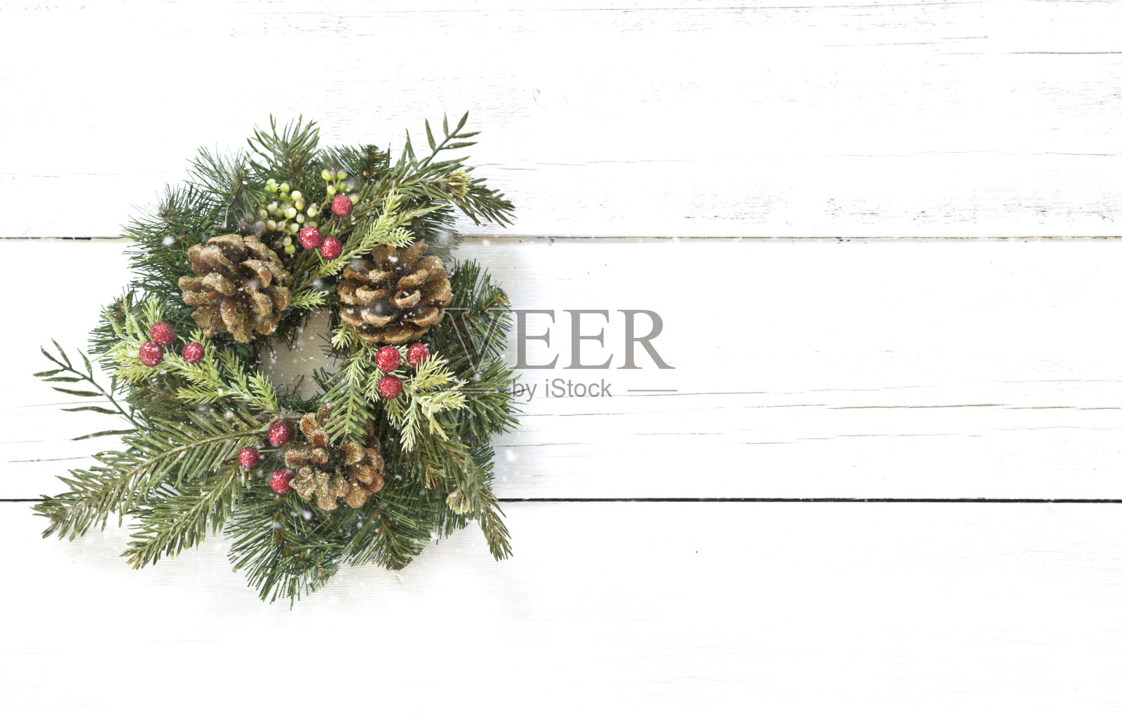 旧木头背景上的圣诞花环照片摄影图片