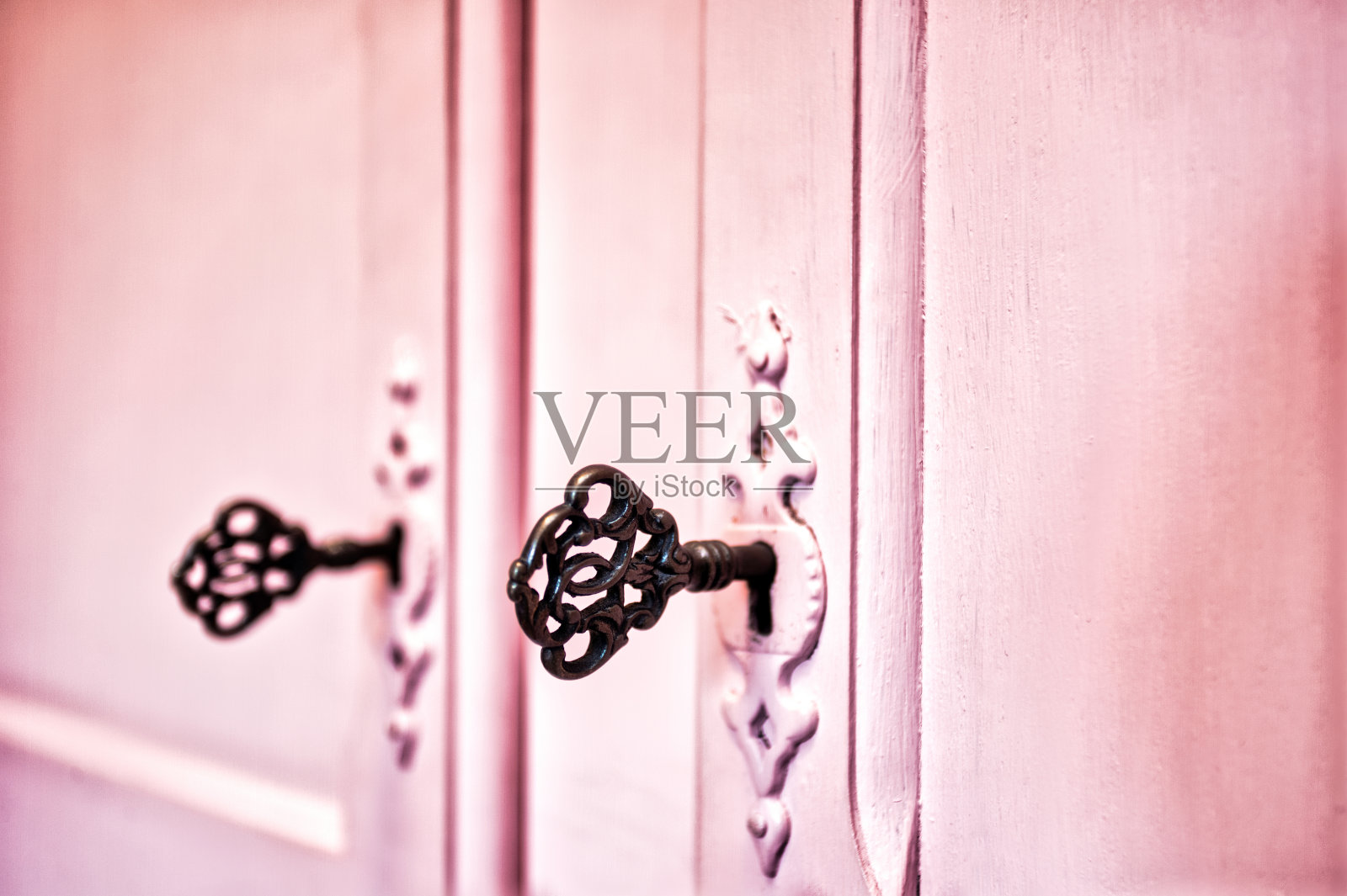 粉色古董门与旧的万能钥匙锁木质背景纹理，复古设计照片摄影图片