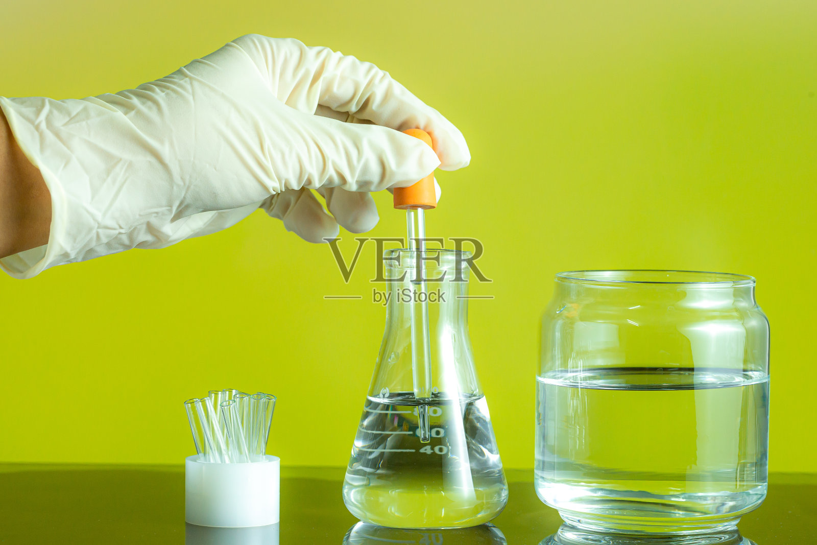 化学实验手套实验瓶中的液体科学生化实验室。黄色背景上孤立的一组试管照片摄影图片