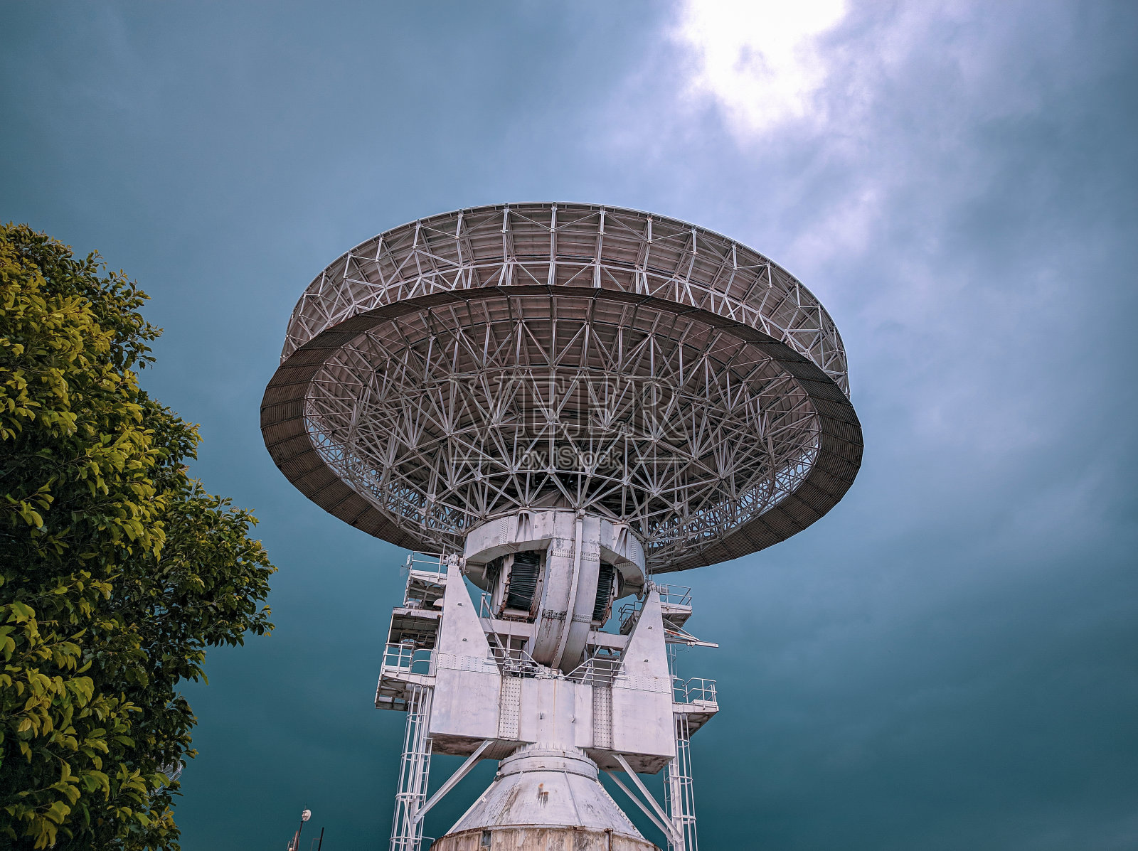一个巨大的天线刮向天空照片摄影图片