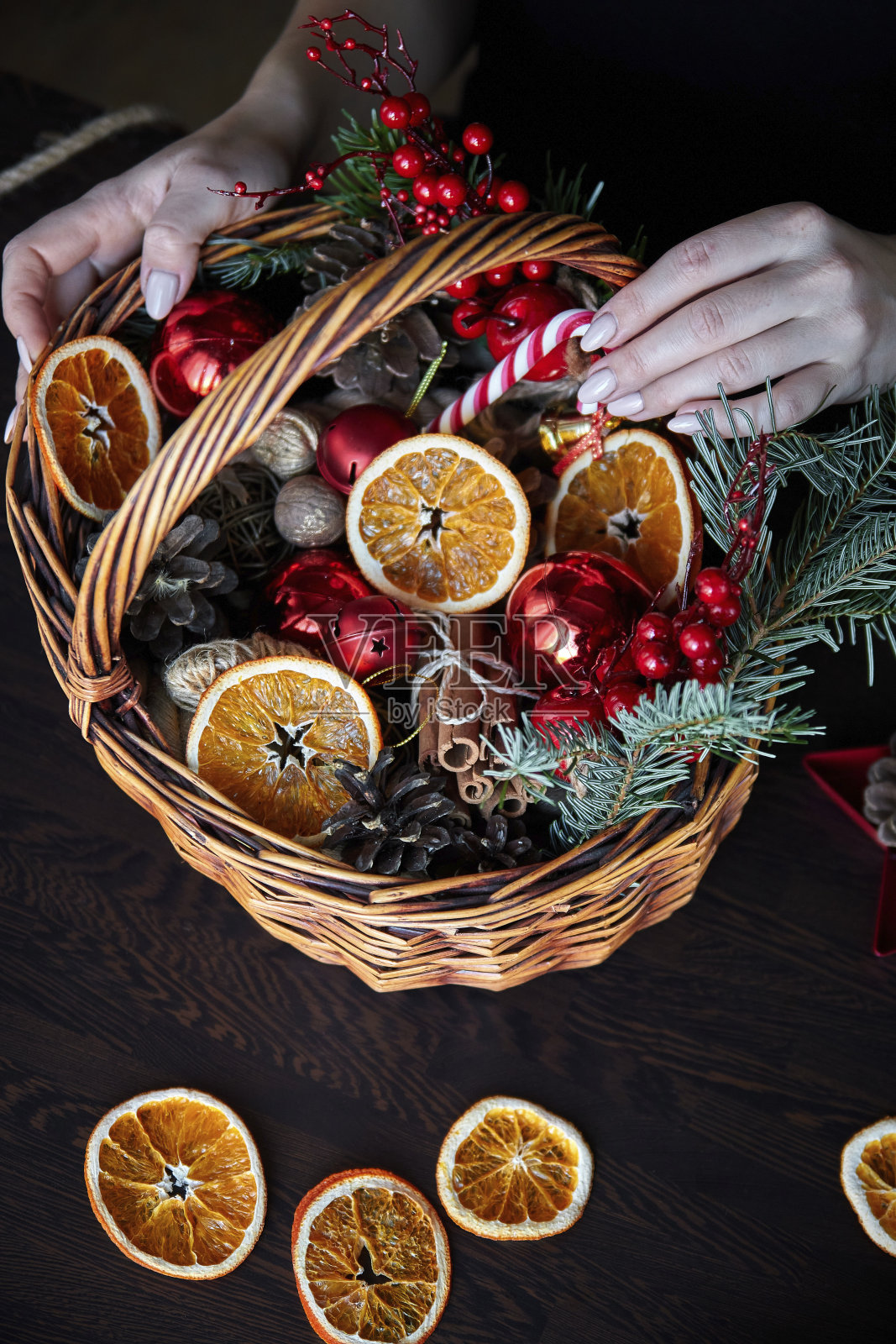 一个年轻女子的手创造和包装圣诞和新年的节日礼物。向亲朋好友赠送礼物，表示祝贺照片摄影图片
