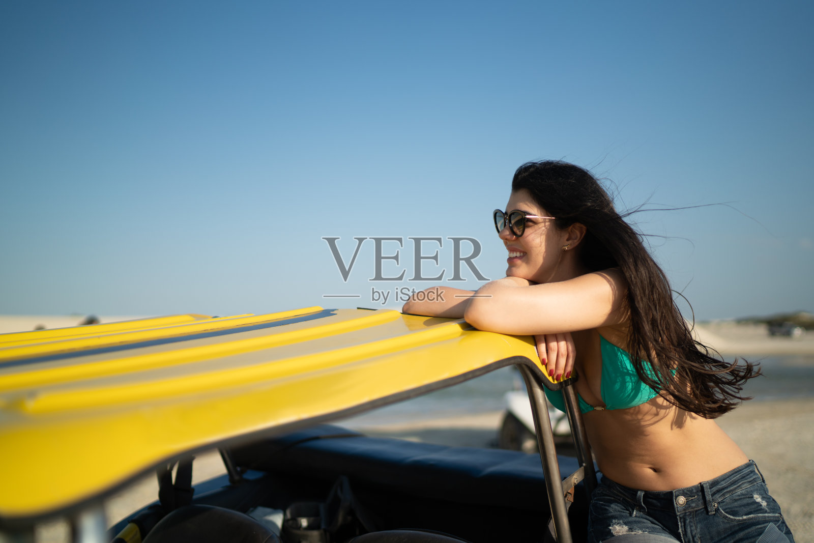 一名妇女在杰里科阿拉的沙丘上看风景照片摄影图片