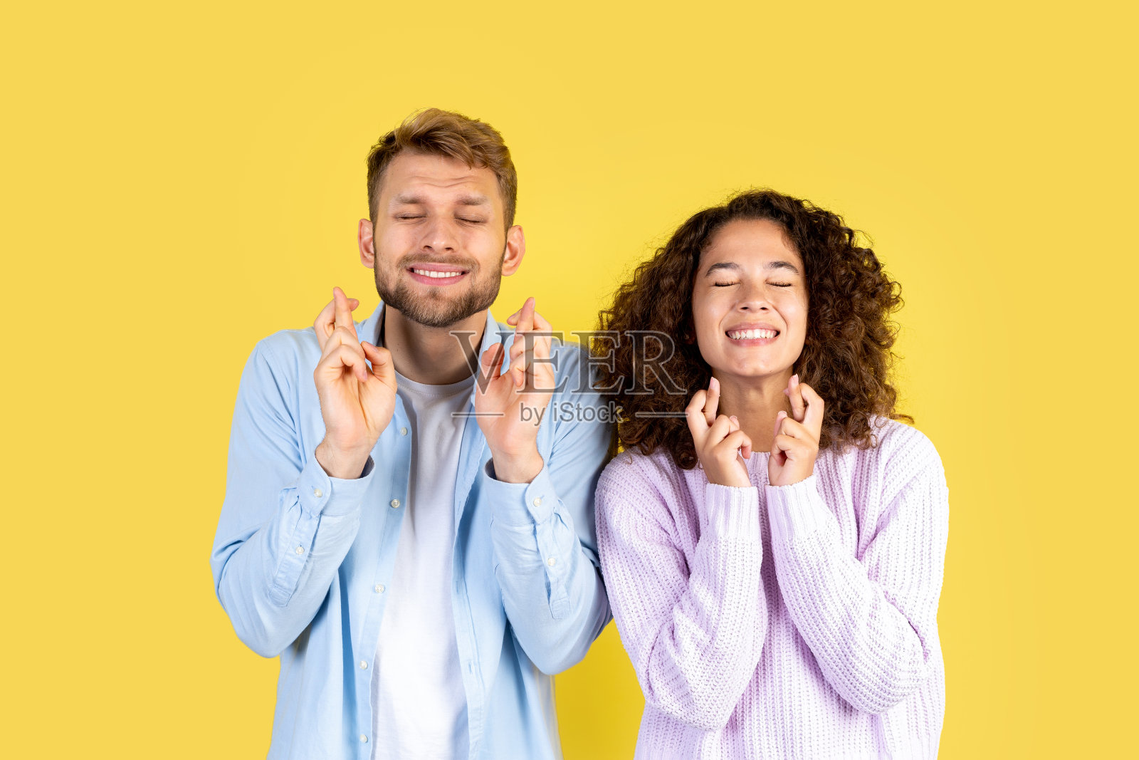 两个混血儿站在黄色的背景上照片摄影图片