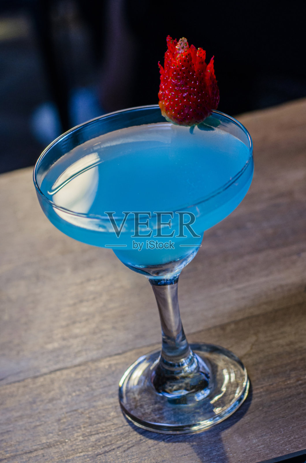 蓝色鸡尾酒配红草莓照片摄影图片