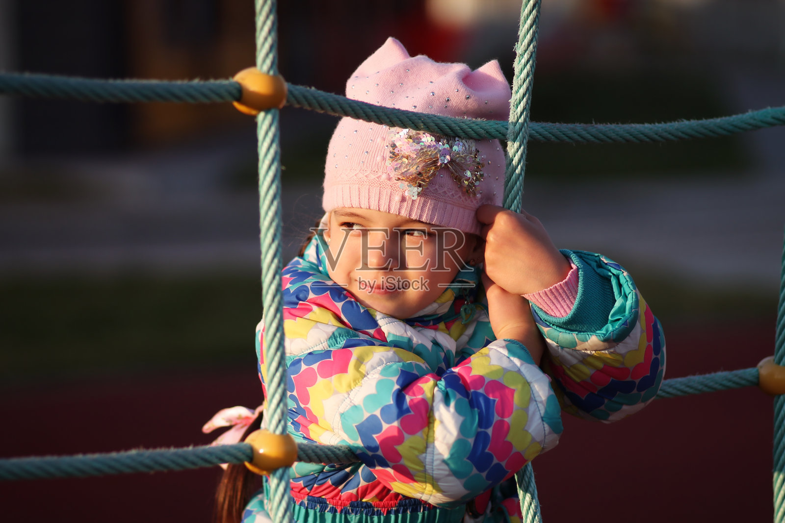 阳光下的女孩照片摄影图片