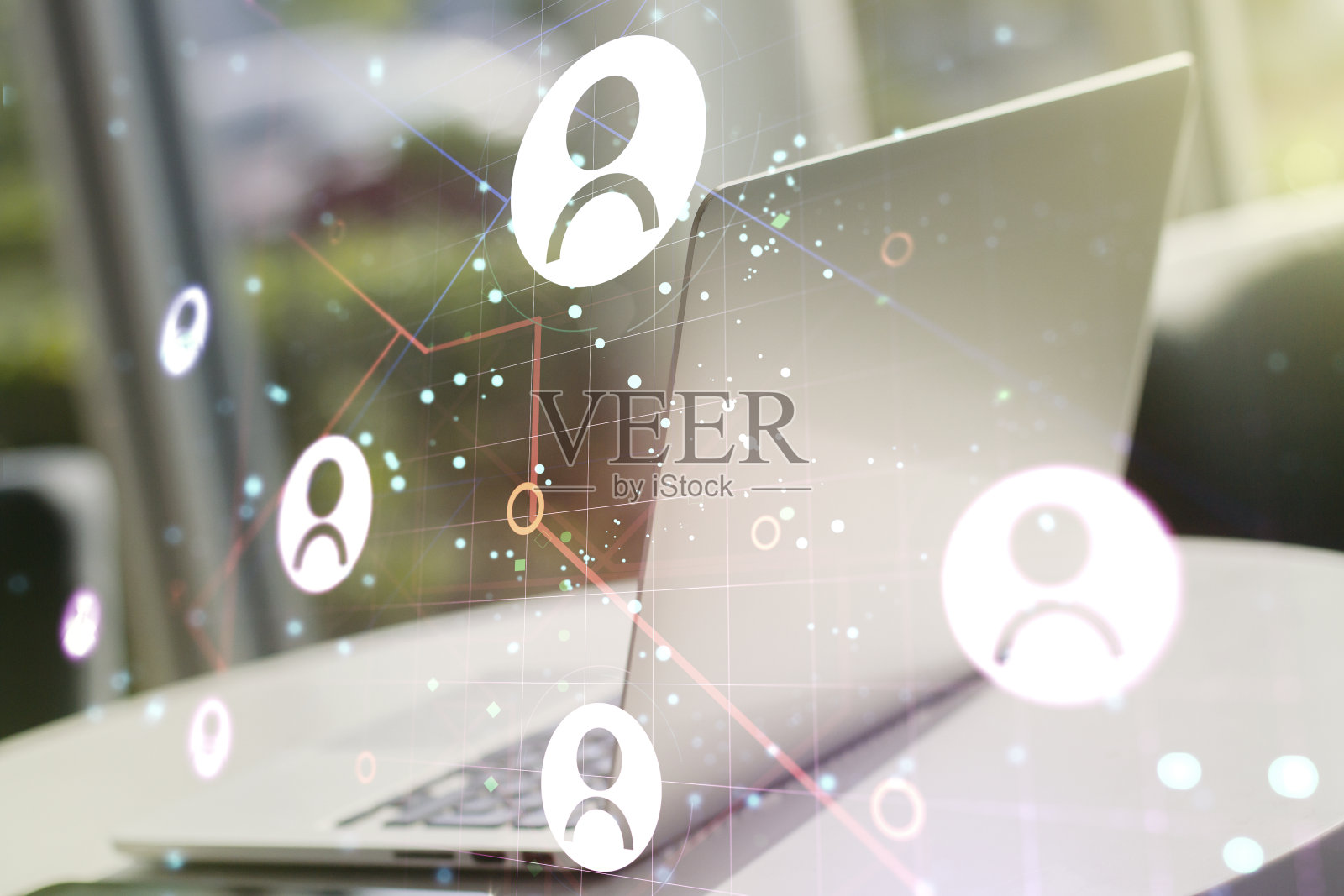 社交网络概念与现代笔记本电脑的背景。Multiexposure照片摄影图片