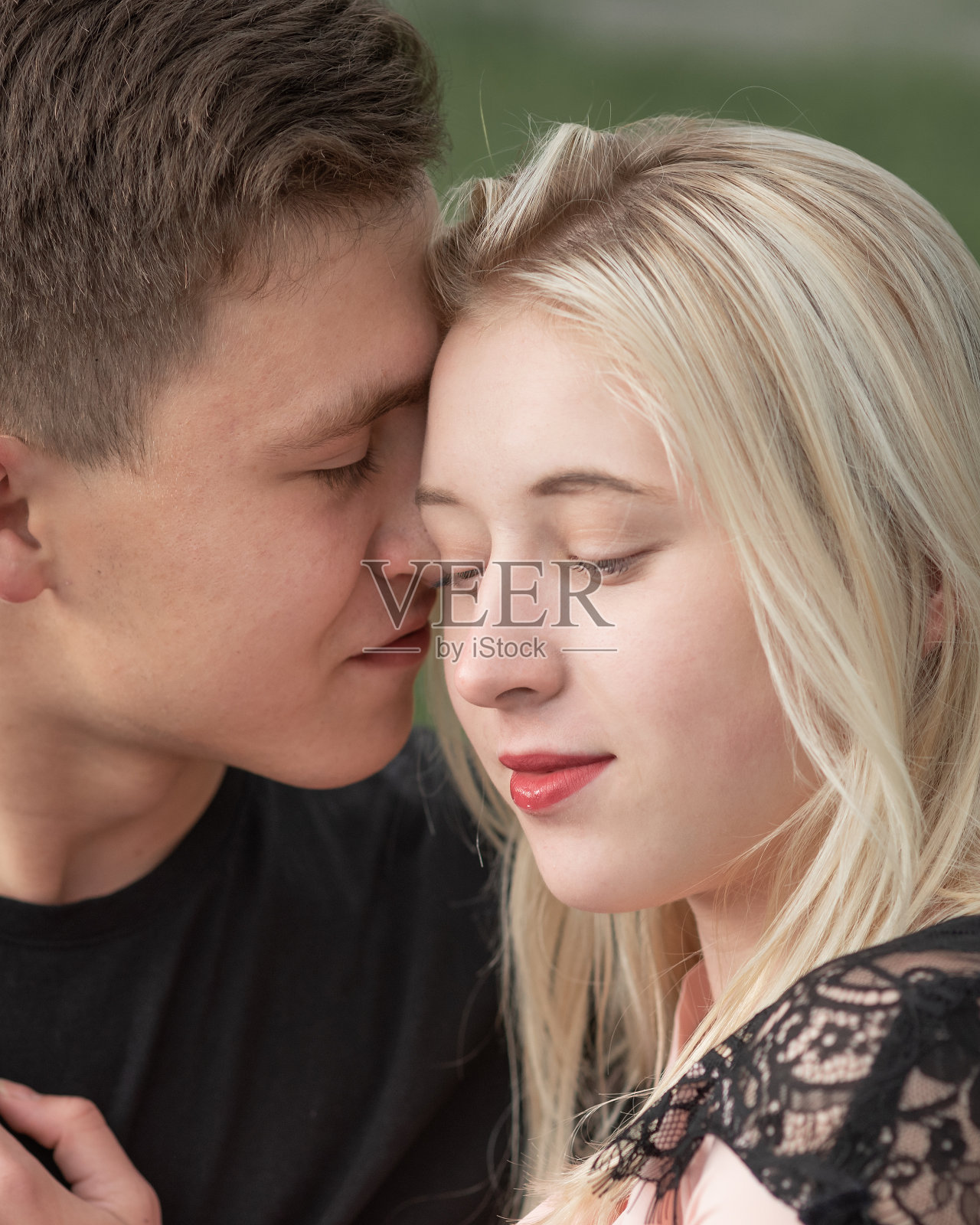 年轻浪漫的夫妇正在接吻的特写照片摄影图片