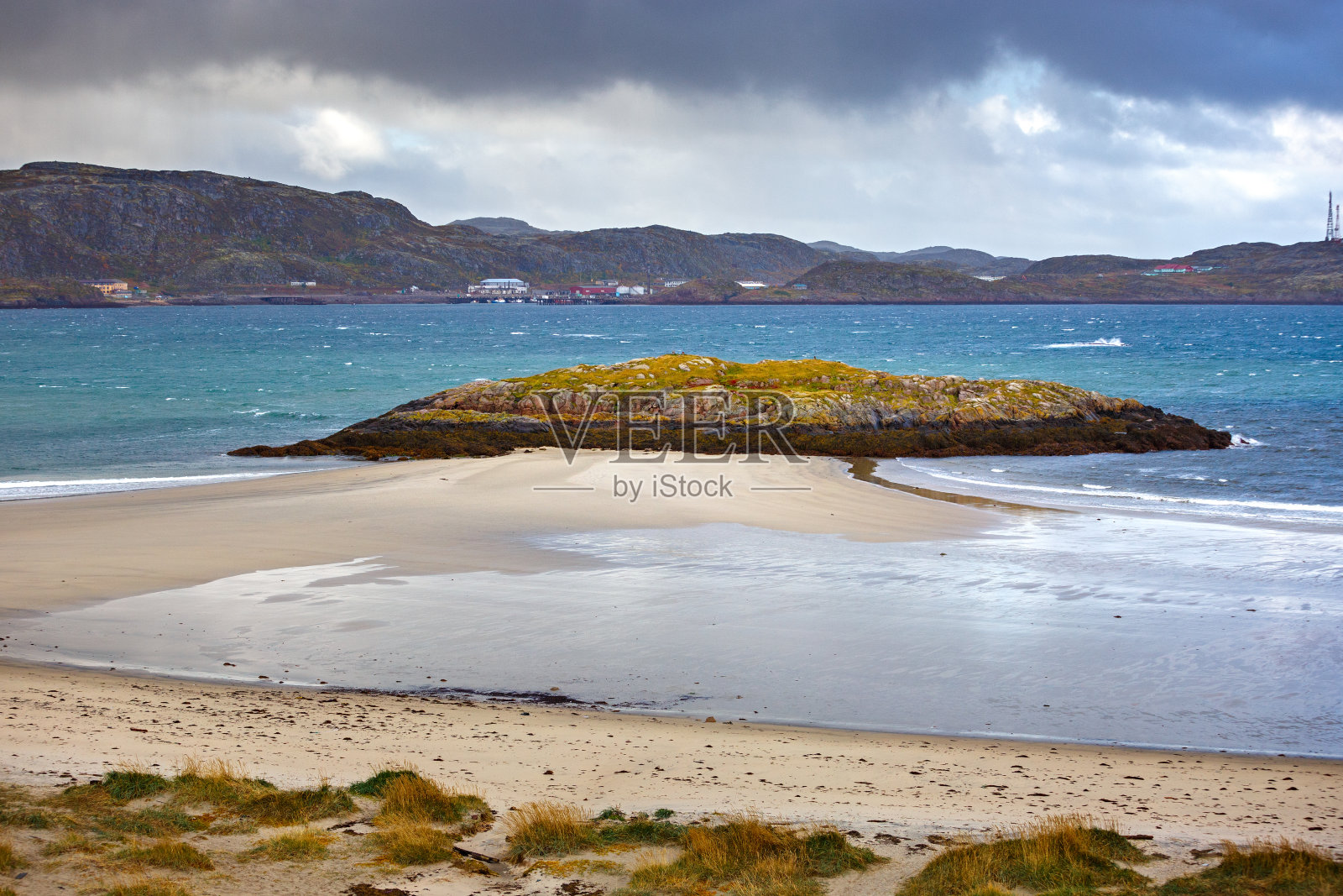 巴伦支海沿岸捷里别尔卡村附近的退潮。科拉半岛,俄罗斯。照片摄影图片