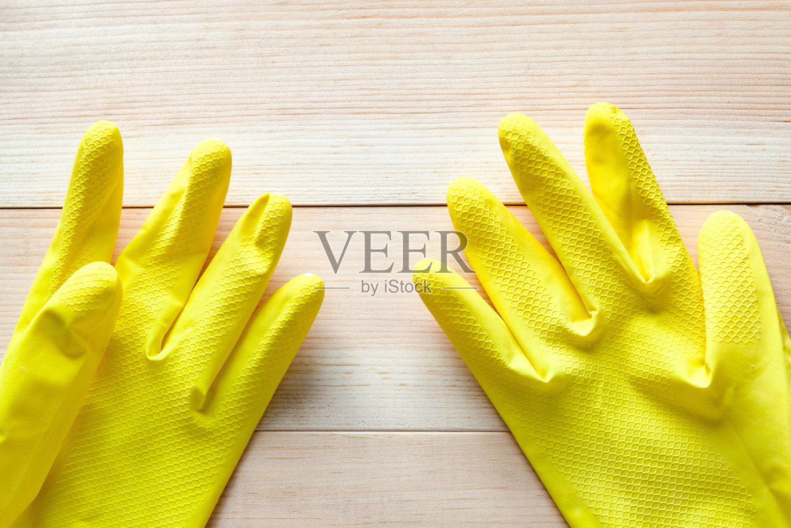 在木制背景上做家务的橡胶手套照片摄影图片