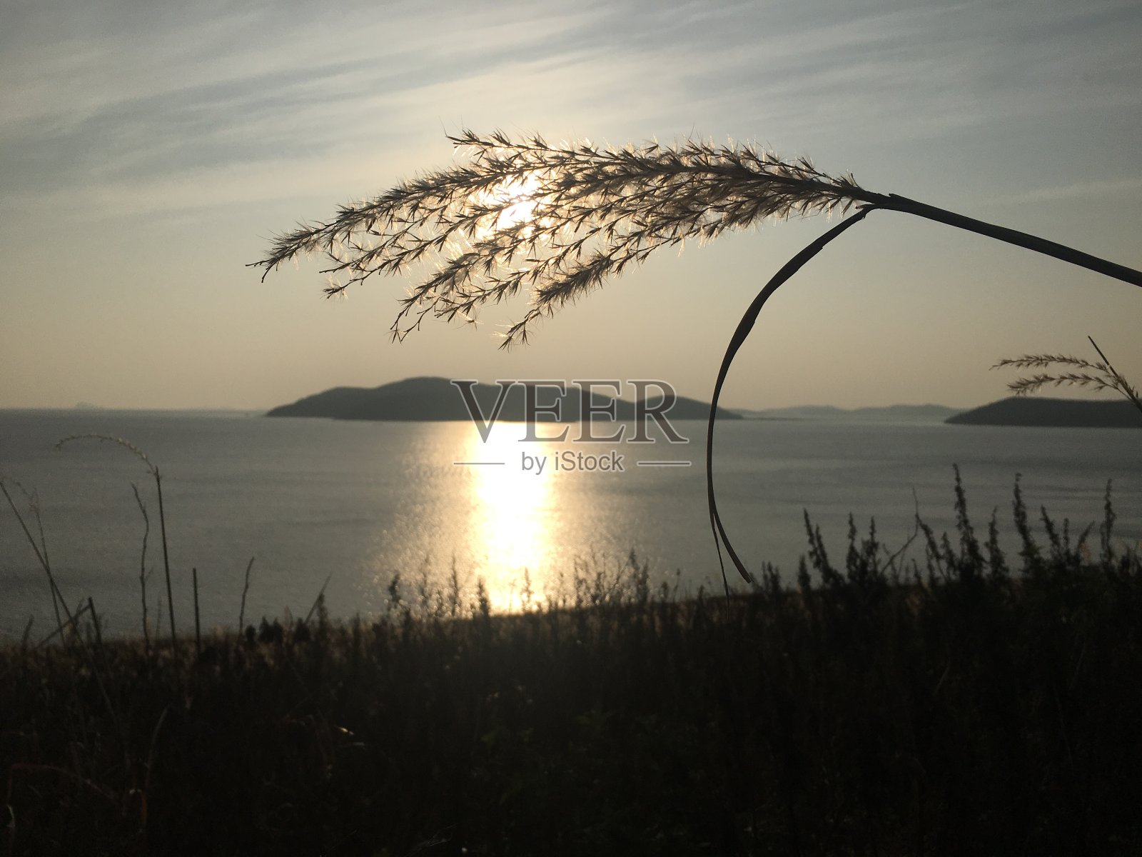 9月，俄罗斯符拉迪沃斯托克，日本海罗斯基岛托比齐纳角的日落。照片摄影图片