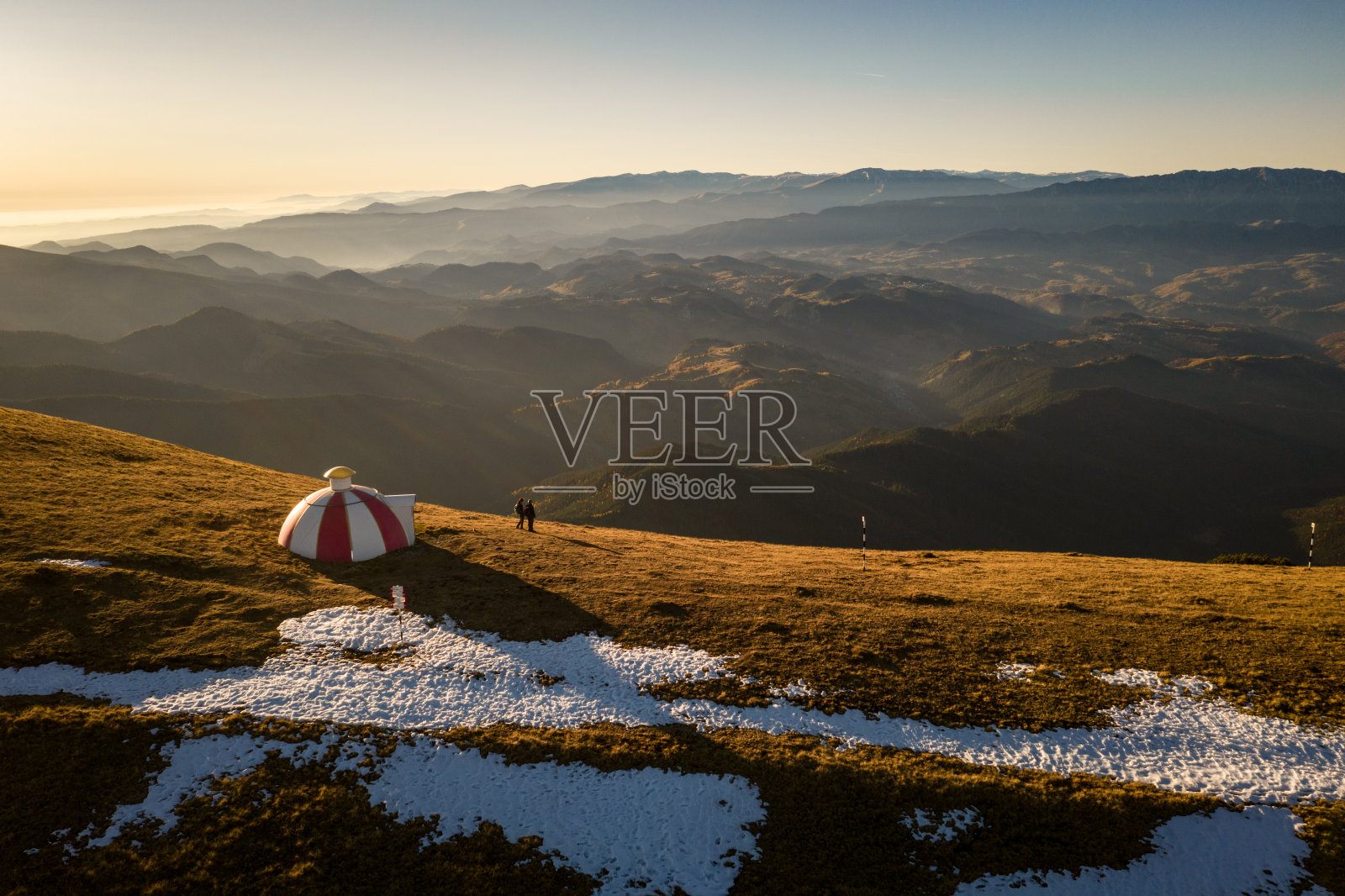 在一个美丽的秋日，无人机拍摄的巴特拉纳山避难所在2170米的布加勒斯特山脉，罗马尼亚照片摄影图片