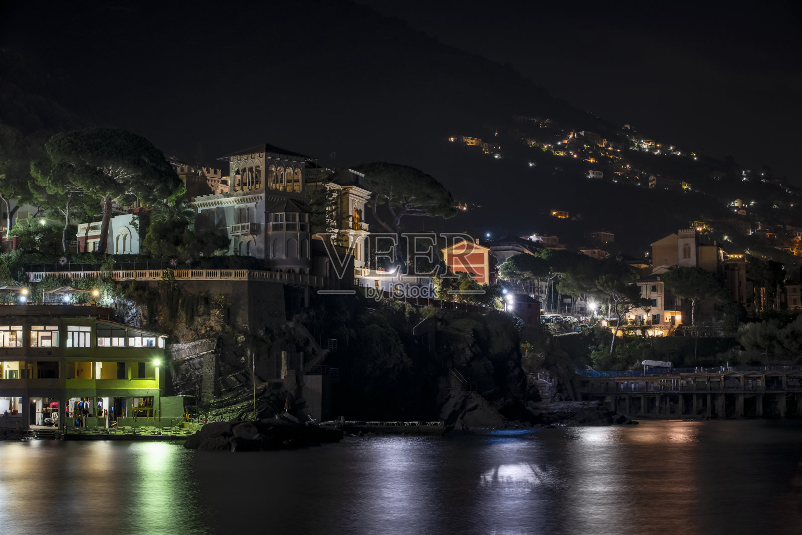 夜间照明建筑物的高角度视图照片摄影图片