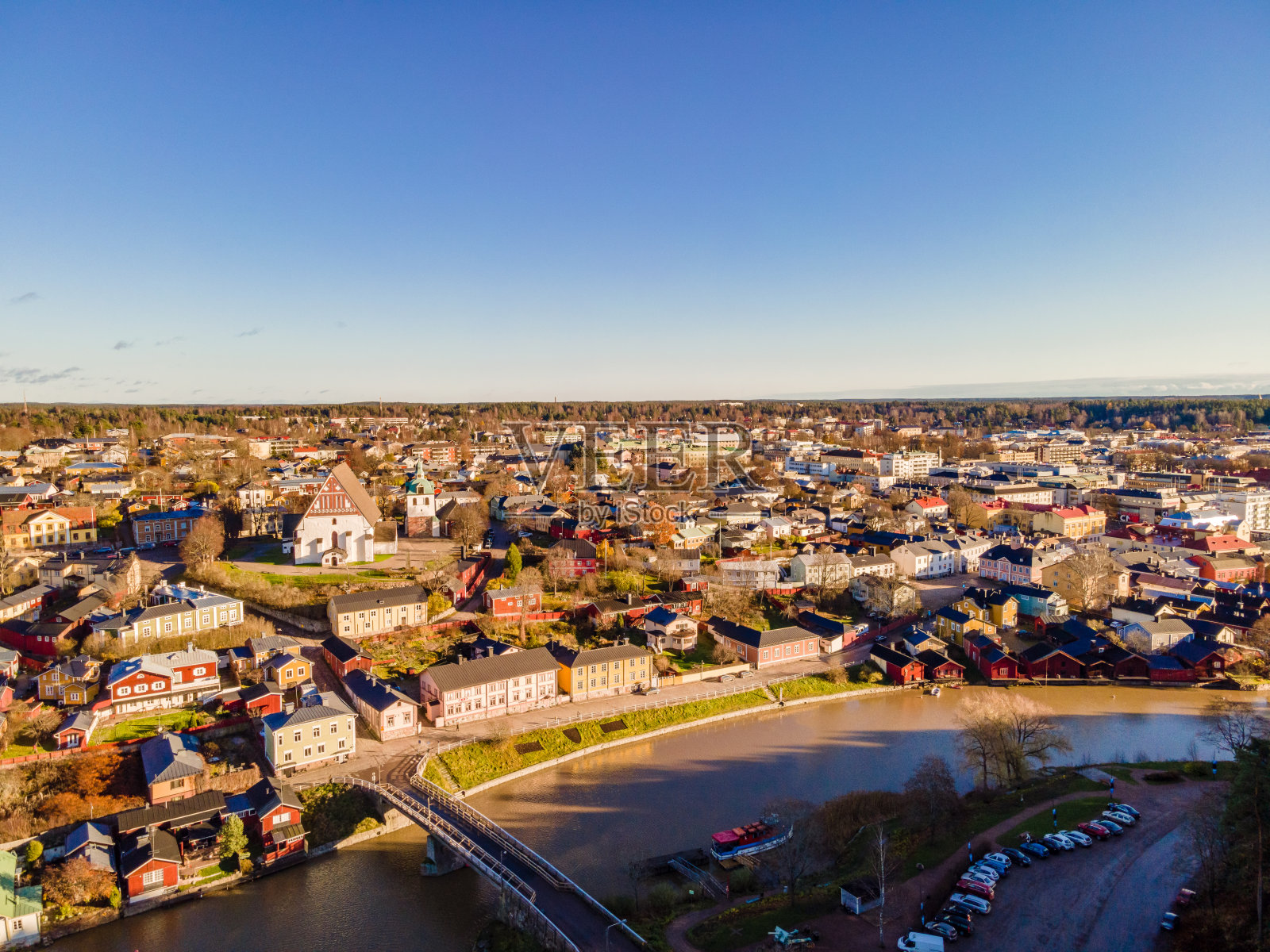 波尔沃，芬兰，美丽的城市景观，田园诗般的河流和古老的建筑照片摄影图片