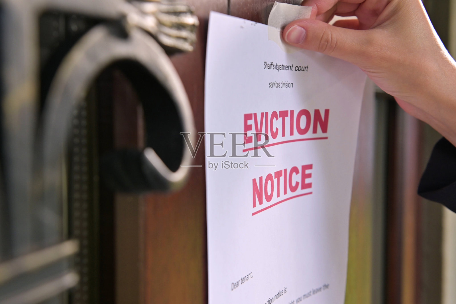 房客的驱逐令贴在门上照片摄影图片
