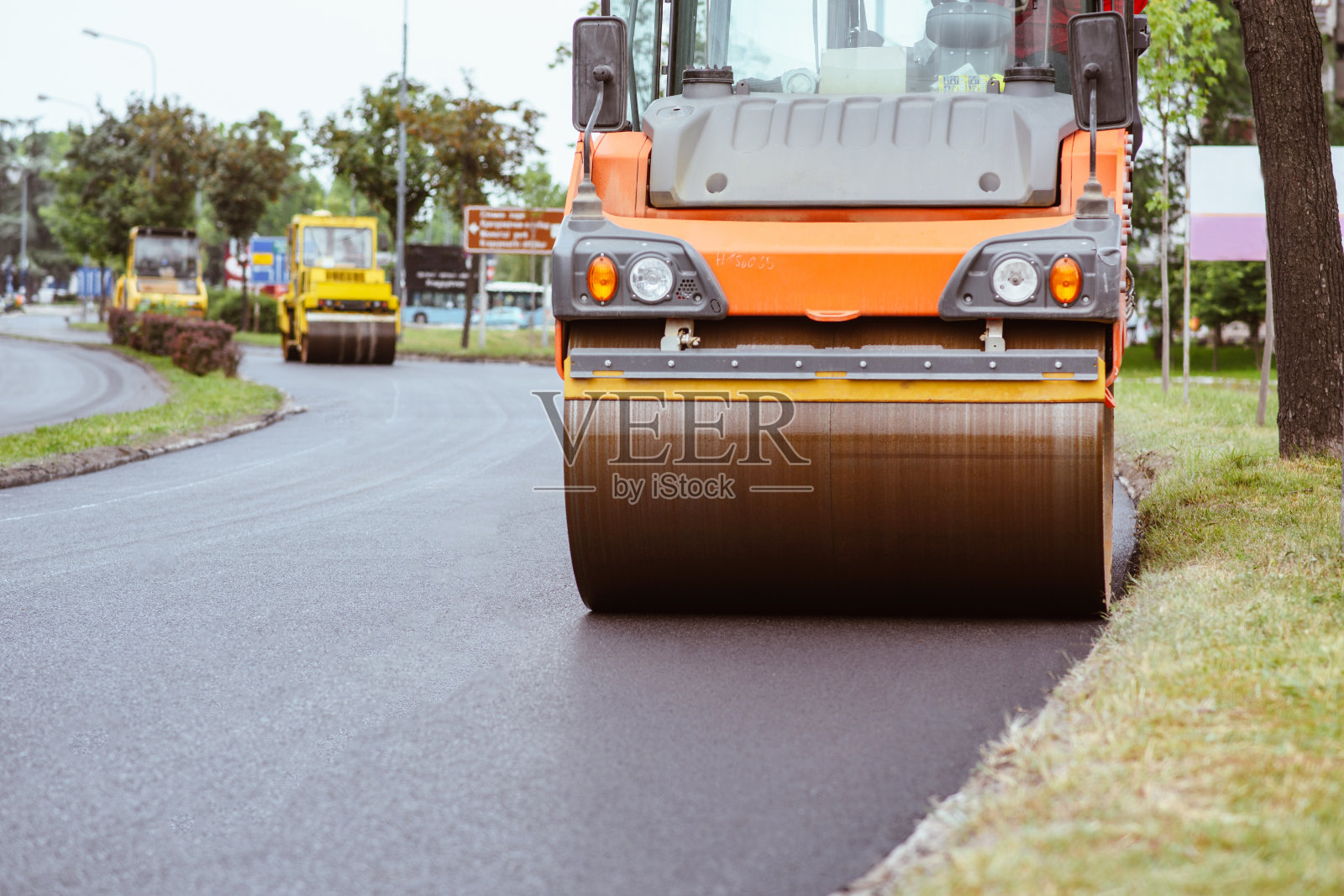 正在铺路的工作队照片摄影图片
