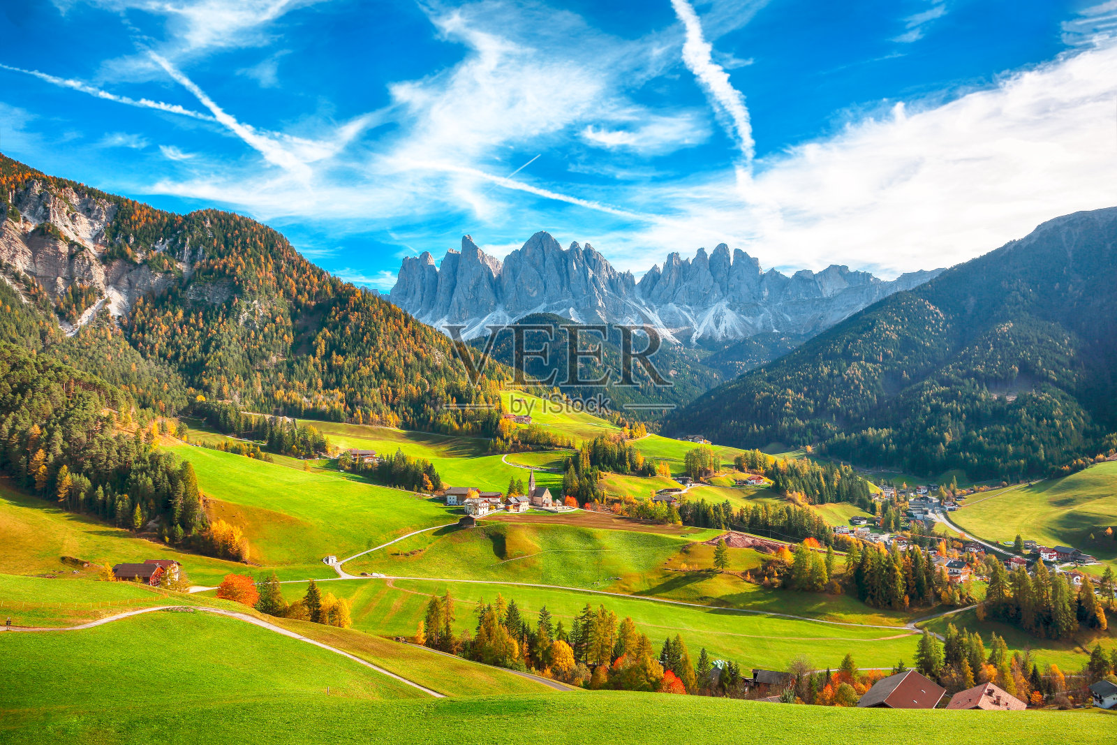 圣玛格达莱纳是意大利著名的白云石村照片摄影图片