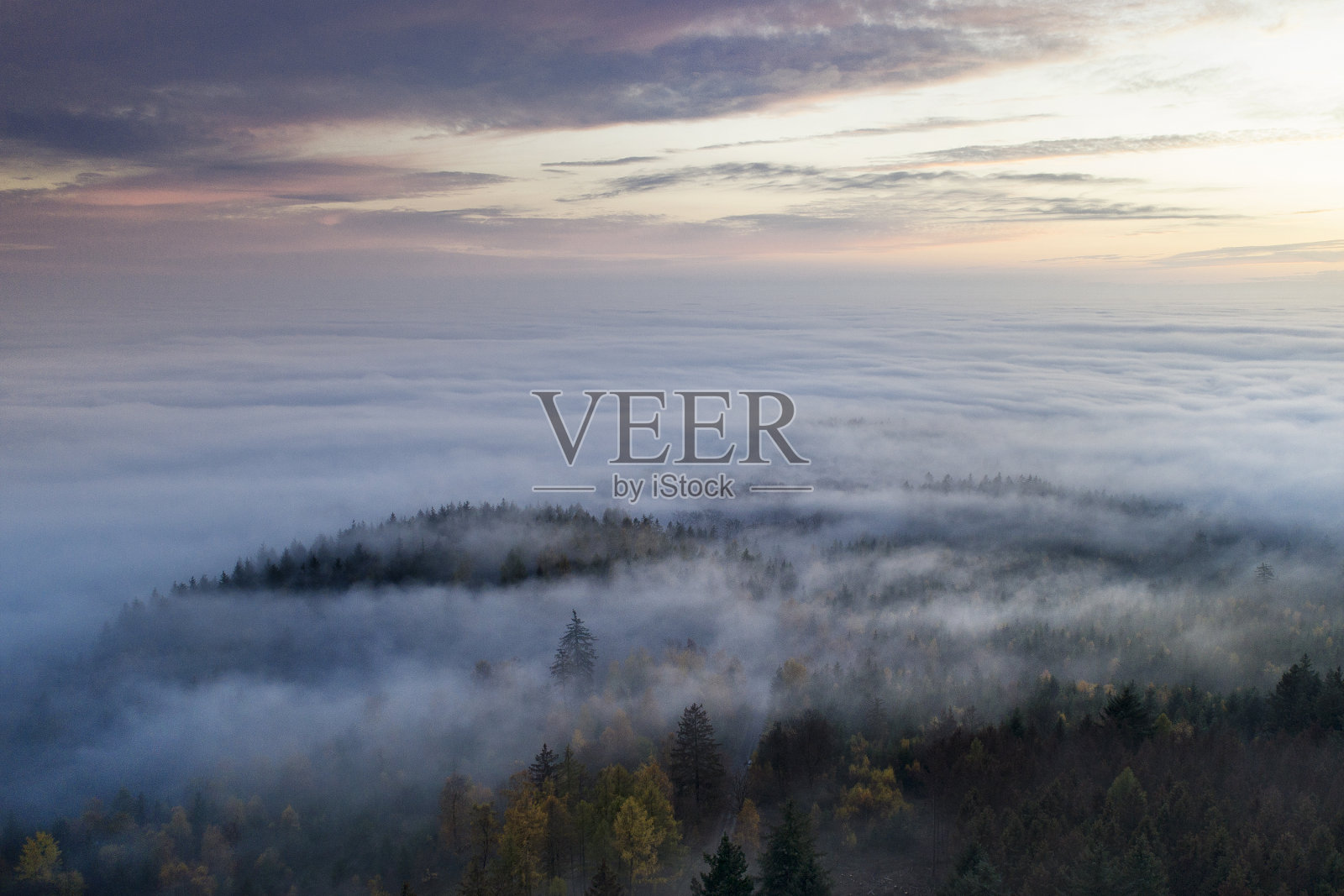 雾在陶努斯山，德国-鸟瞰图照片摄影图片