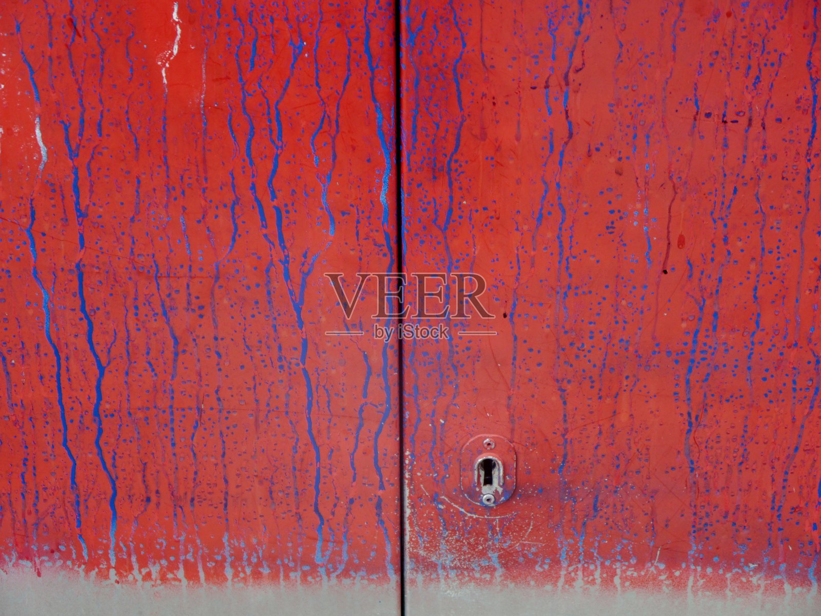 红色带锁的木制橱柜照片摄影图片