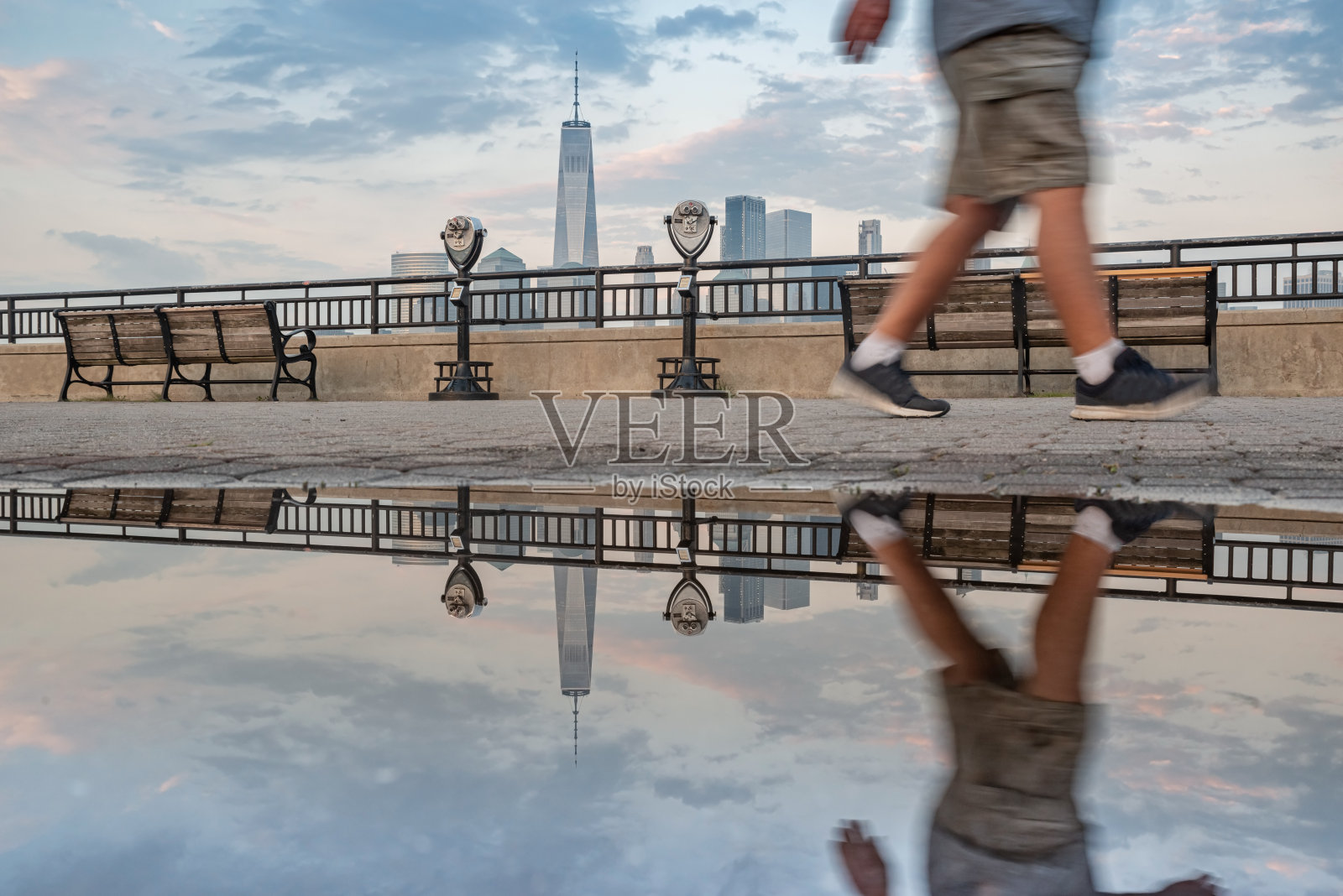 游客走在曼哈顿天际线的背景下。纽约照片摄影图片